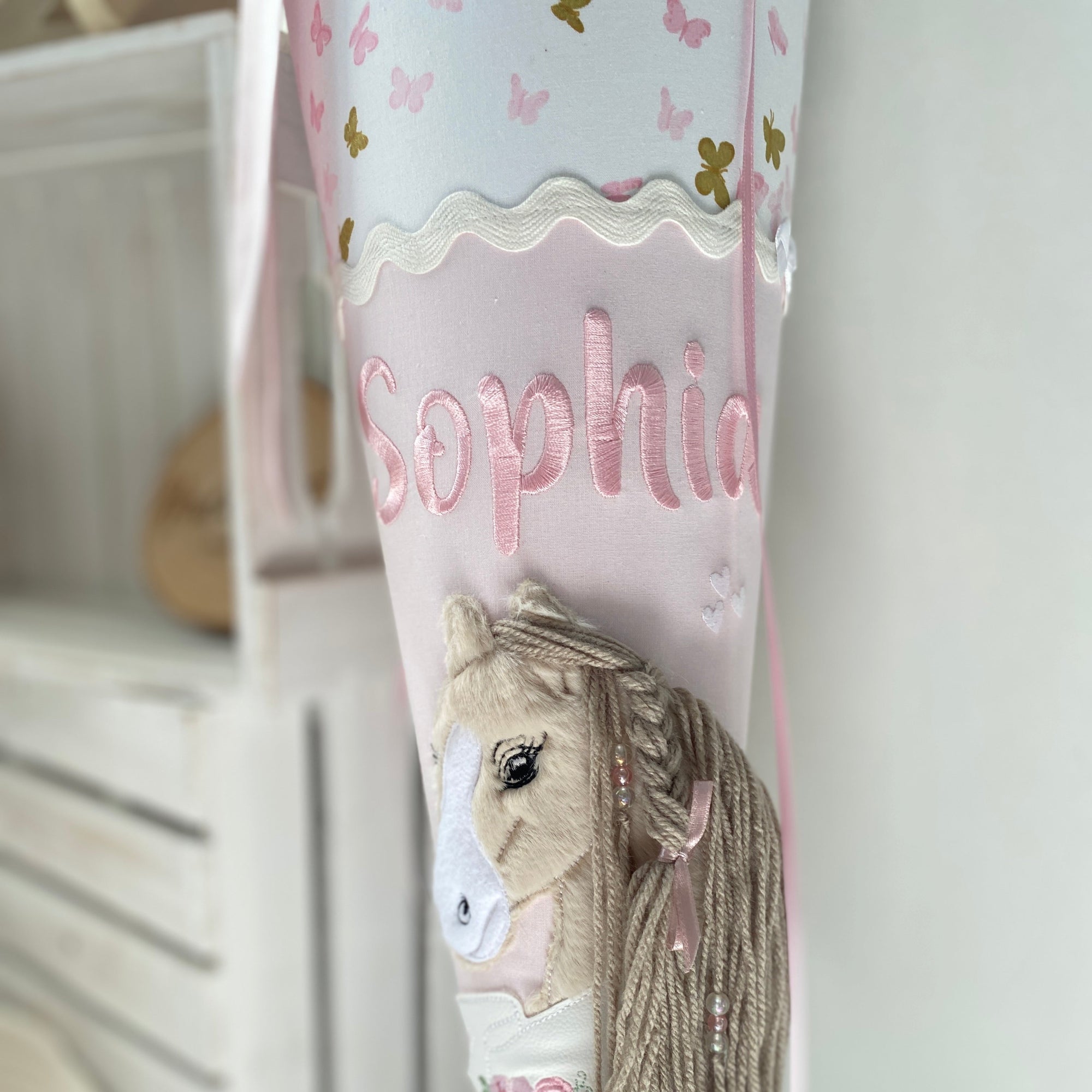 Schultüte Pferd mit Banner in rosé/Schmetterling