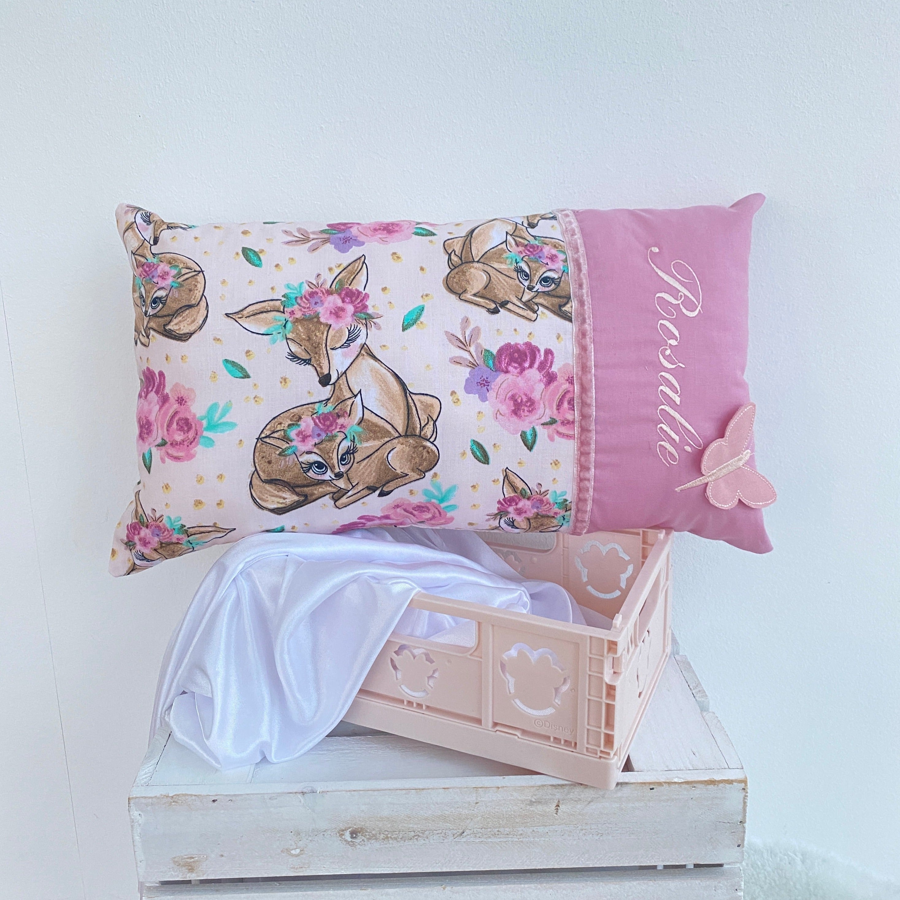 Namenskissen Altrosa mit Namen bestickt, Motiv Reh-Mama und Kitz