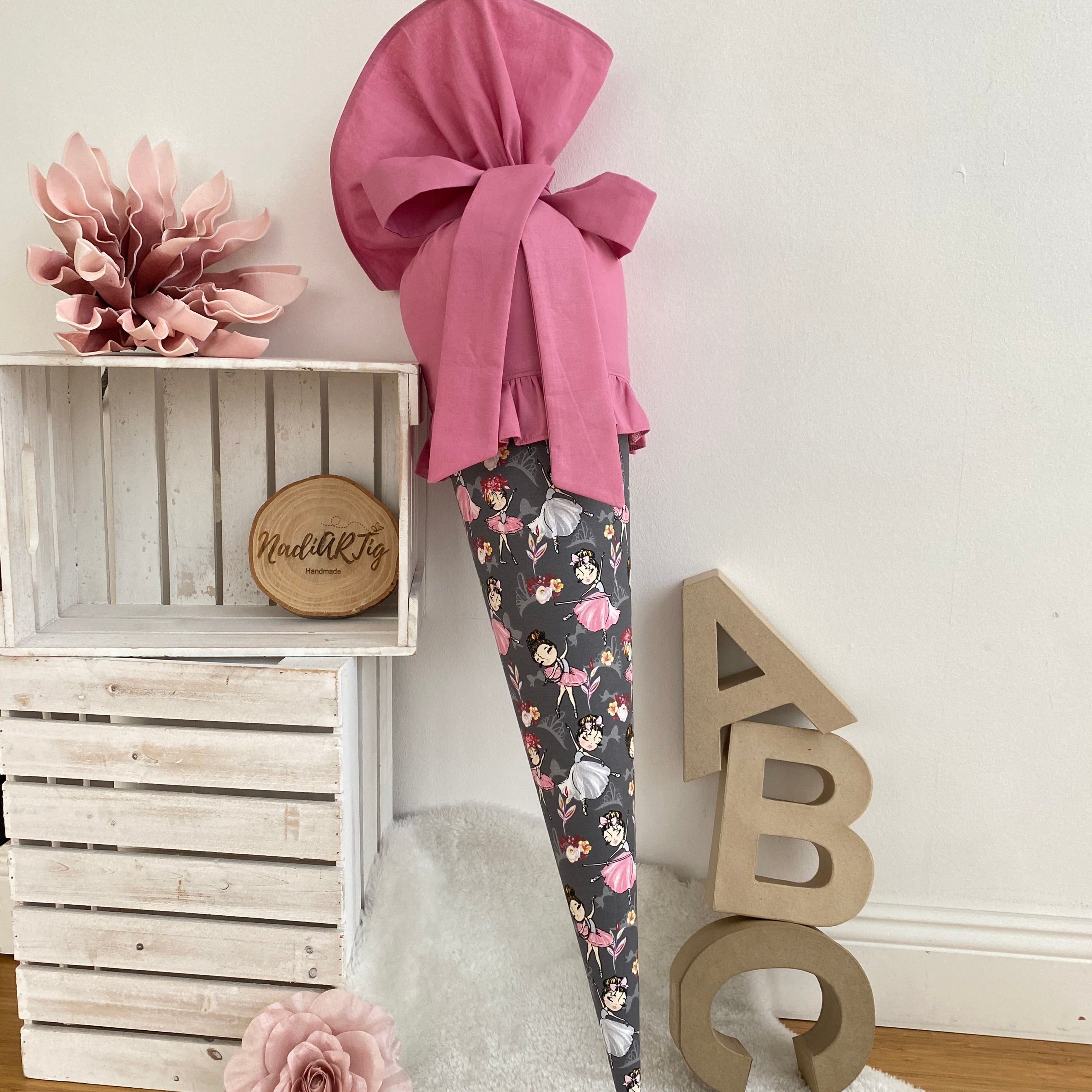 Schultüte Ballerina mit Rüschen in beere/anthrazit