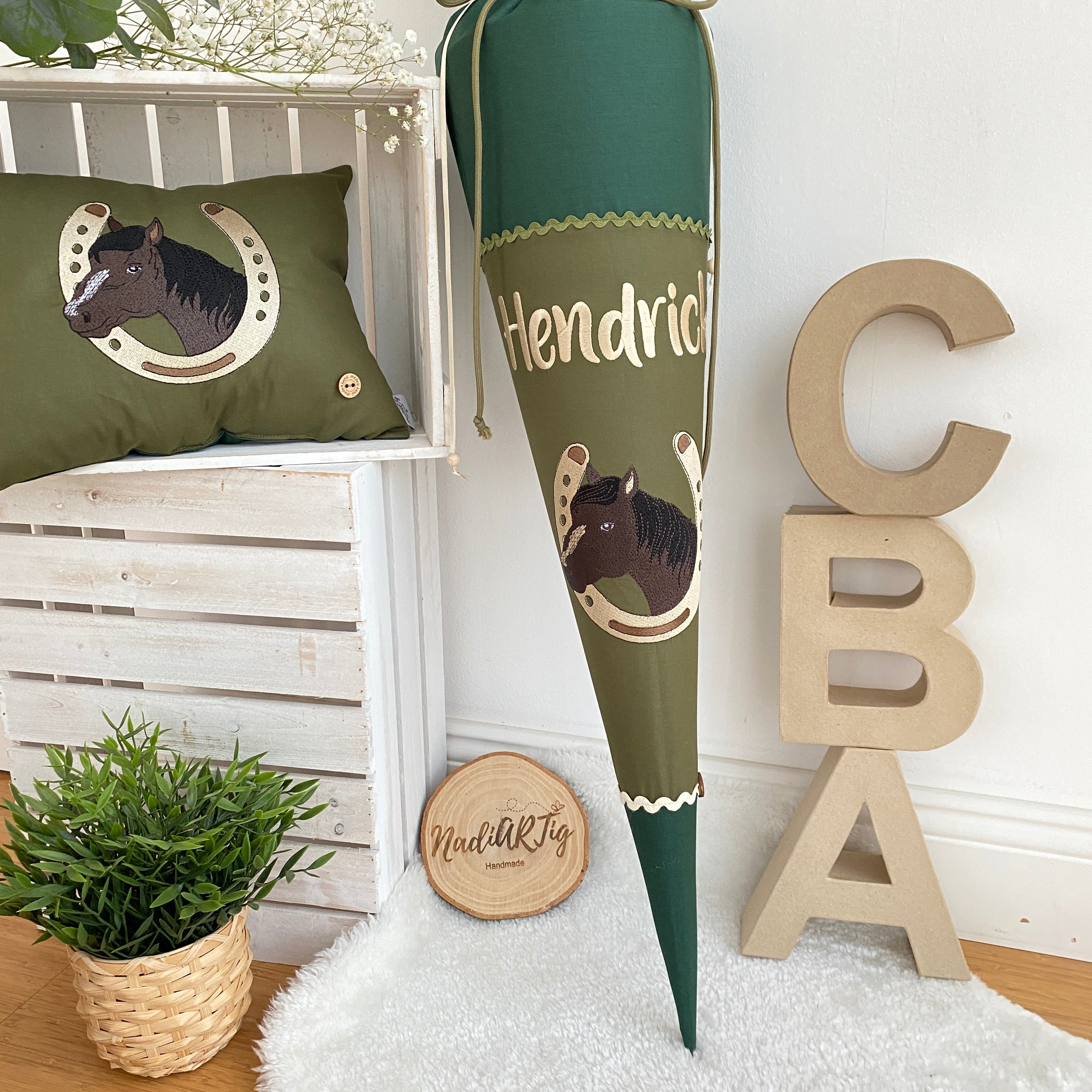 Schultüte Pferd für Jungen in olivegrün