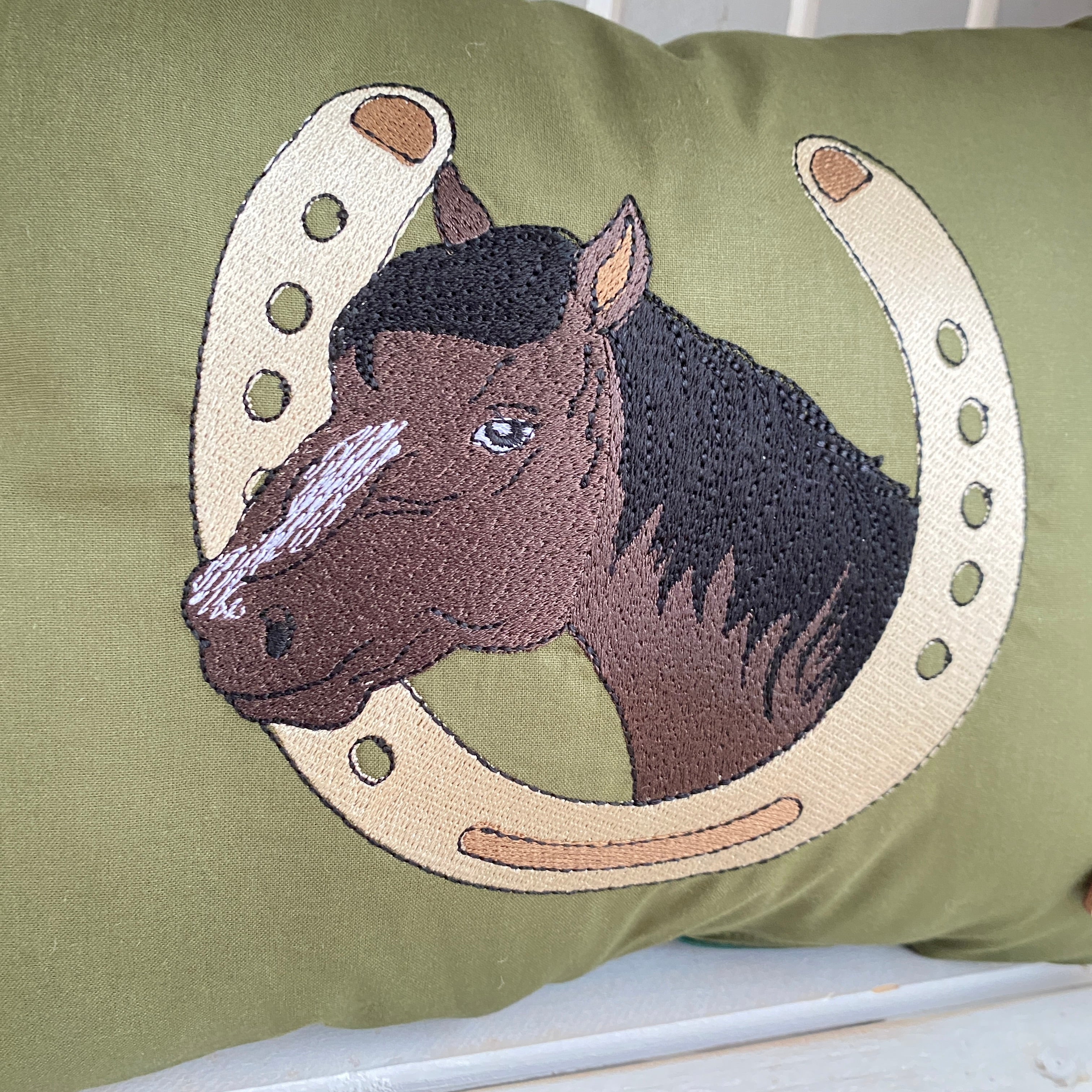 Kissen Pferdekopf in olivegrün