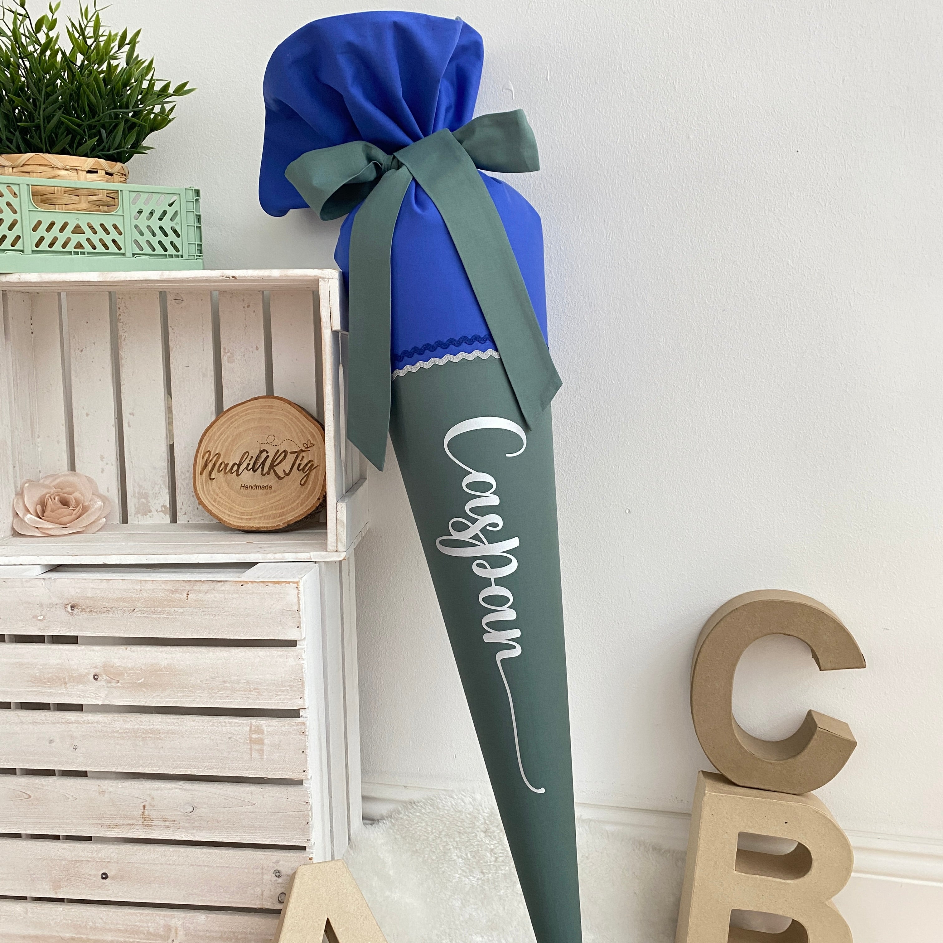 Schultüte mit Namen in royalblau/dusty green