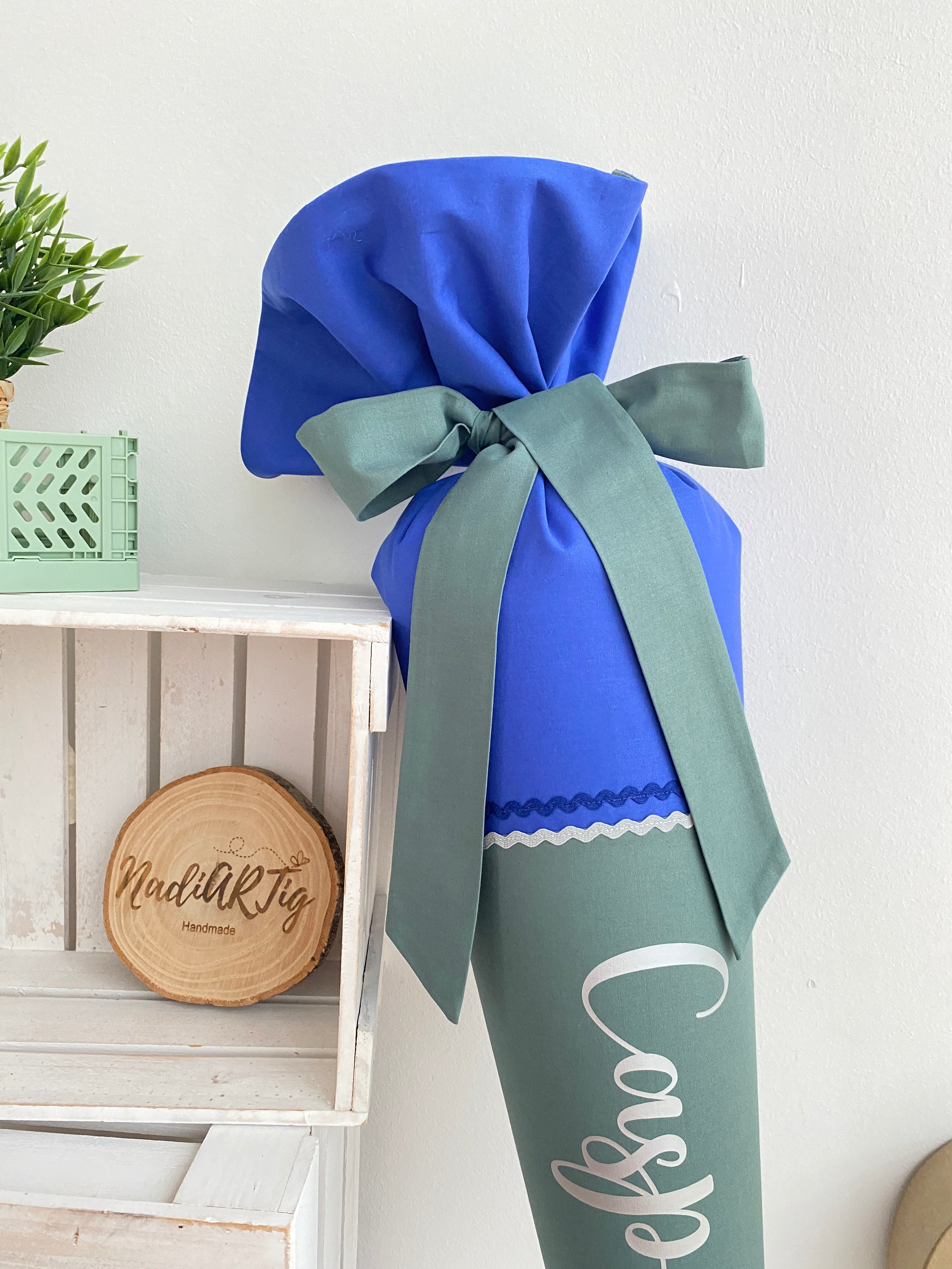 Schultüte mit Namen in royalblau/dusty green