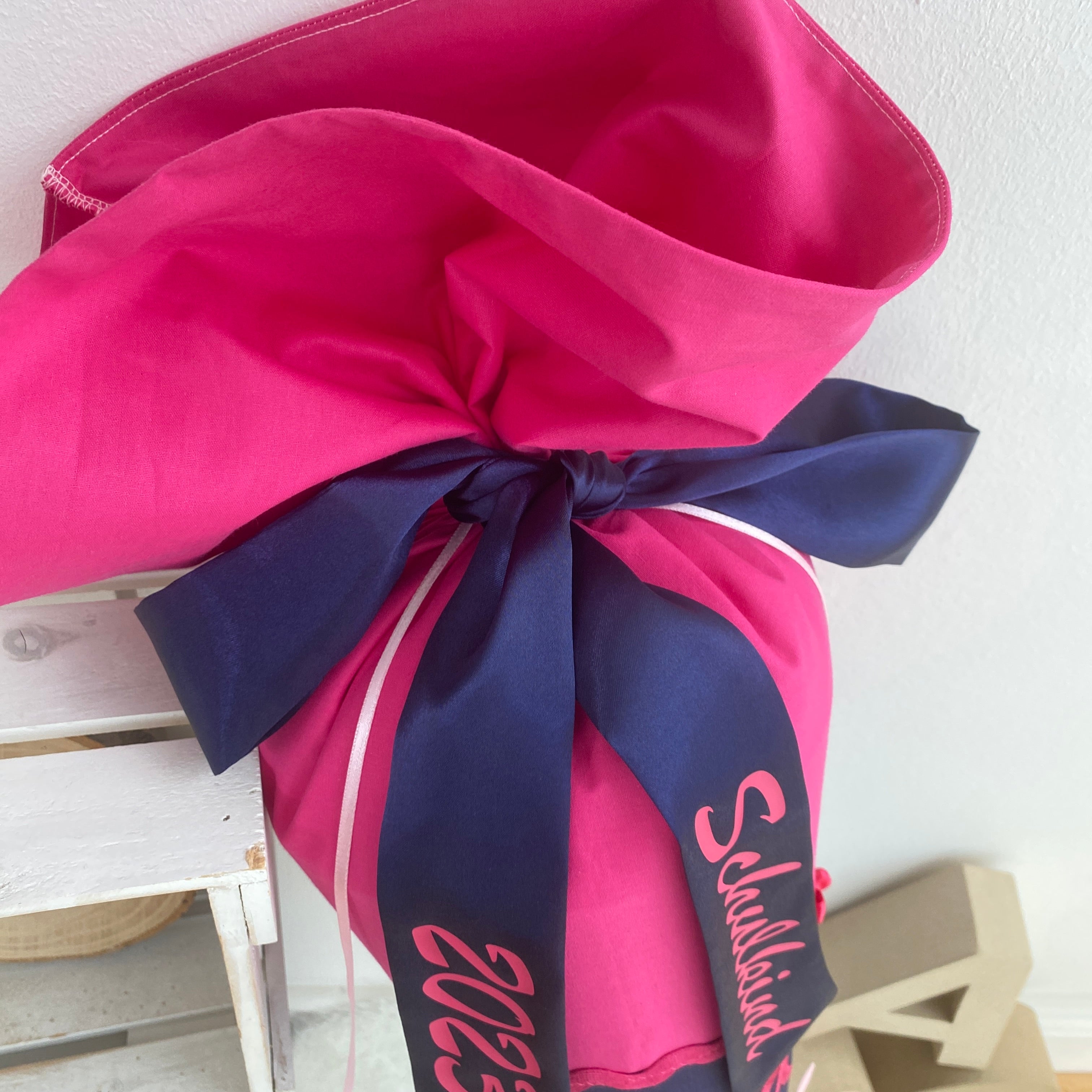 Schultüte mit Schmetterlingen in pink/dunkelblau