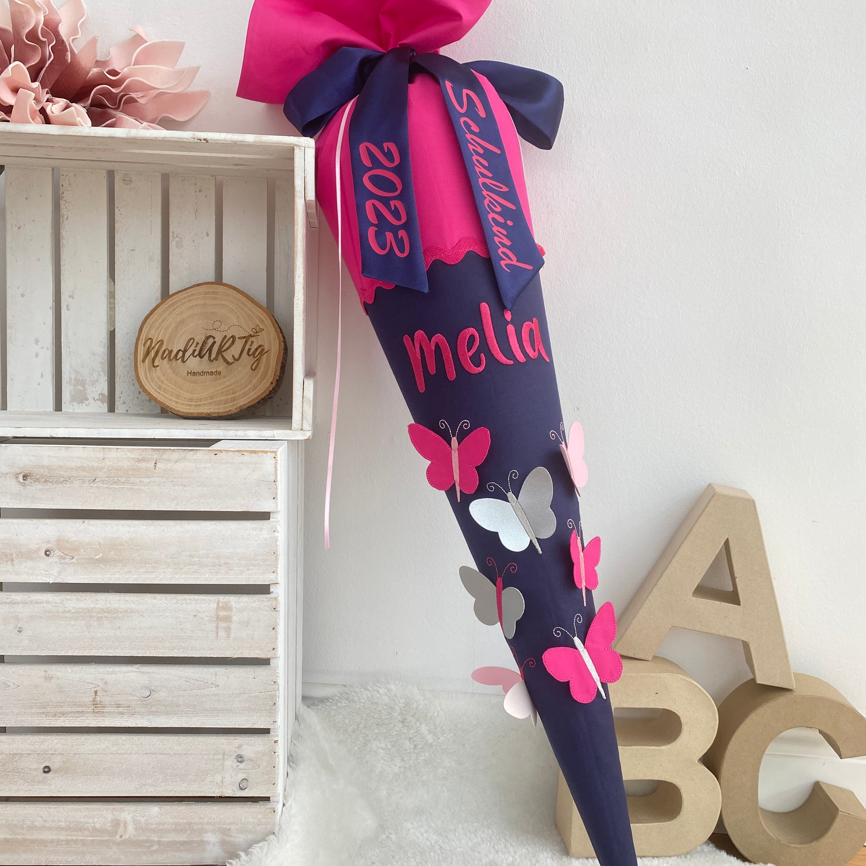 Schultüte mit Schmetterlingen in pink/dunkelblau