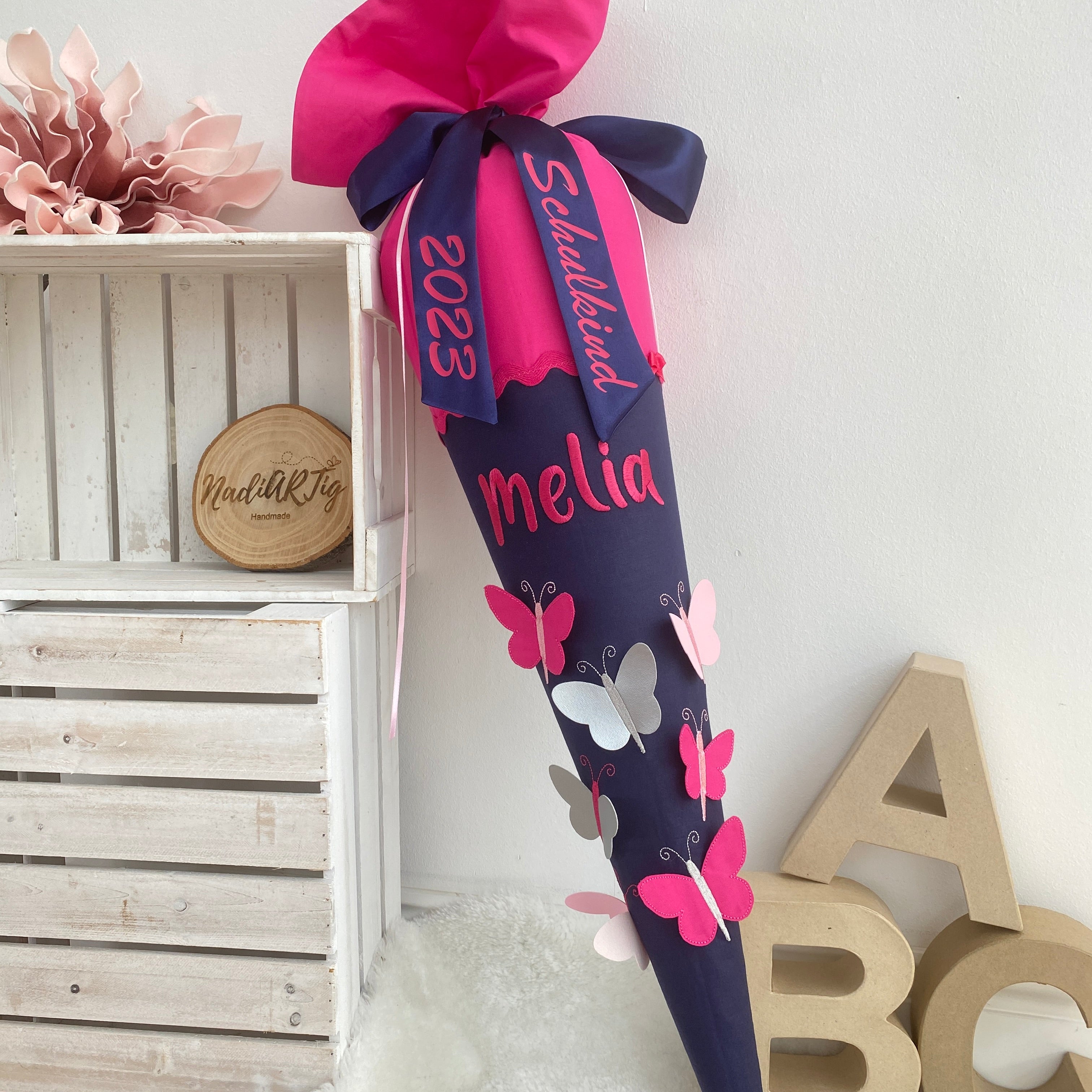Schultüte mit Schmetterlingen in pink/dunkelblau