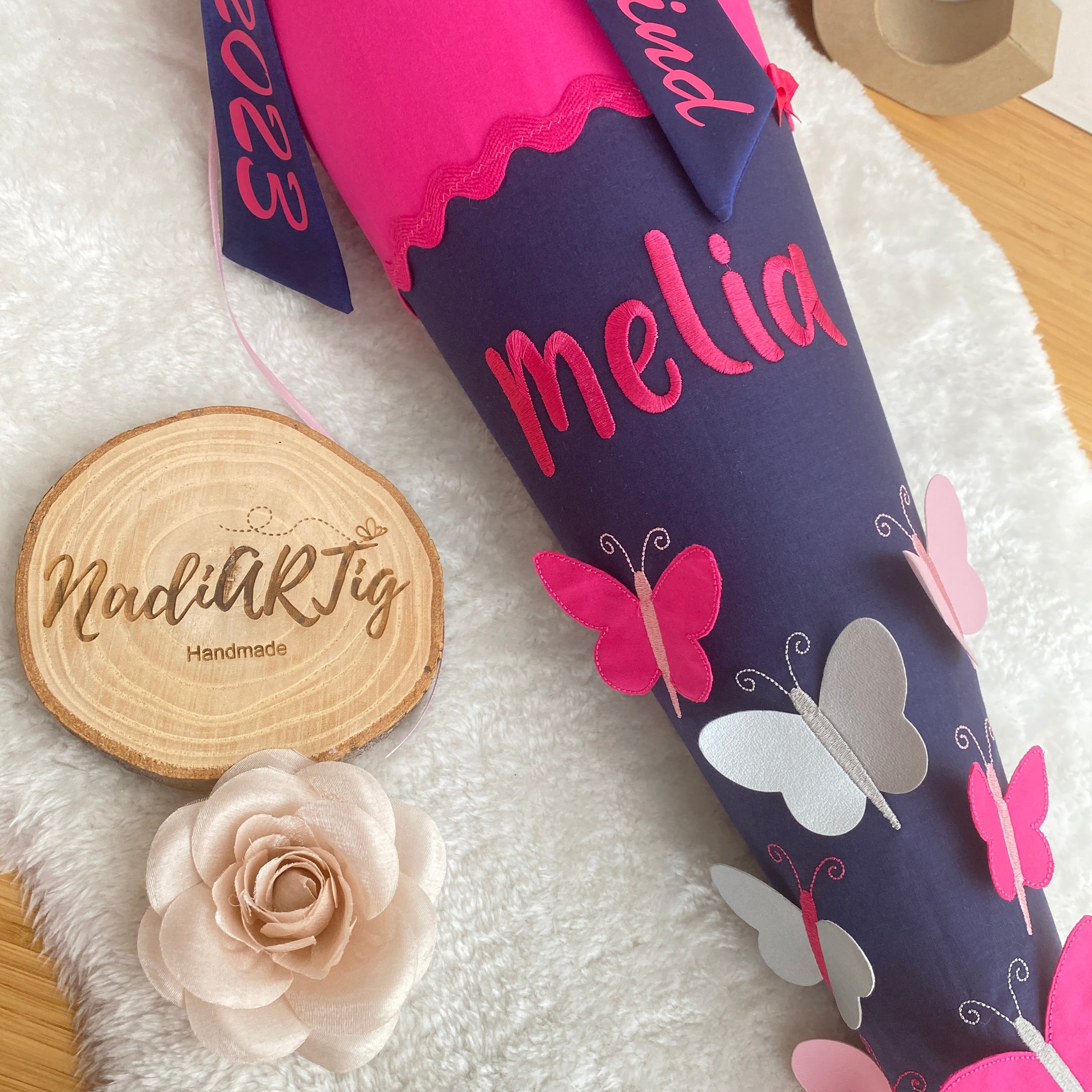 Schultüte mit Schmetterlingen in pink/dunkelblau