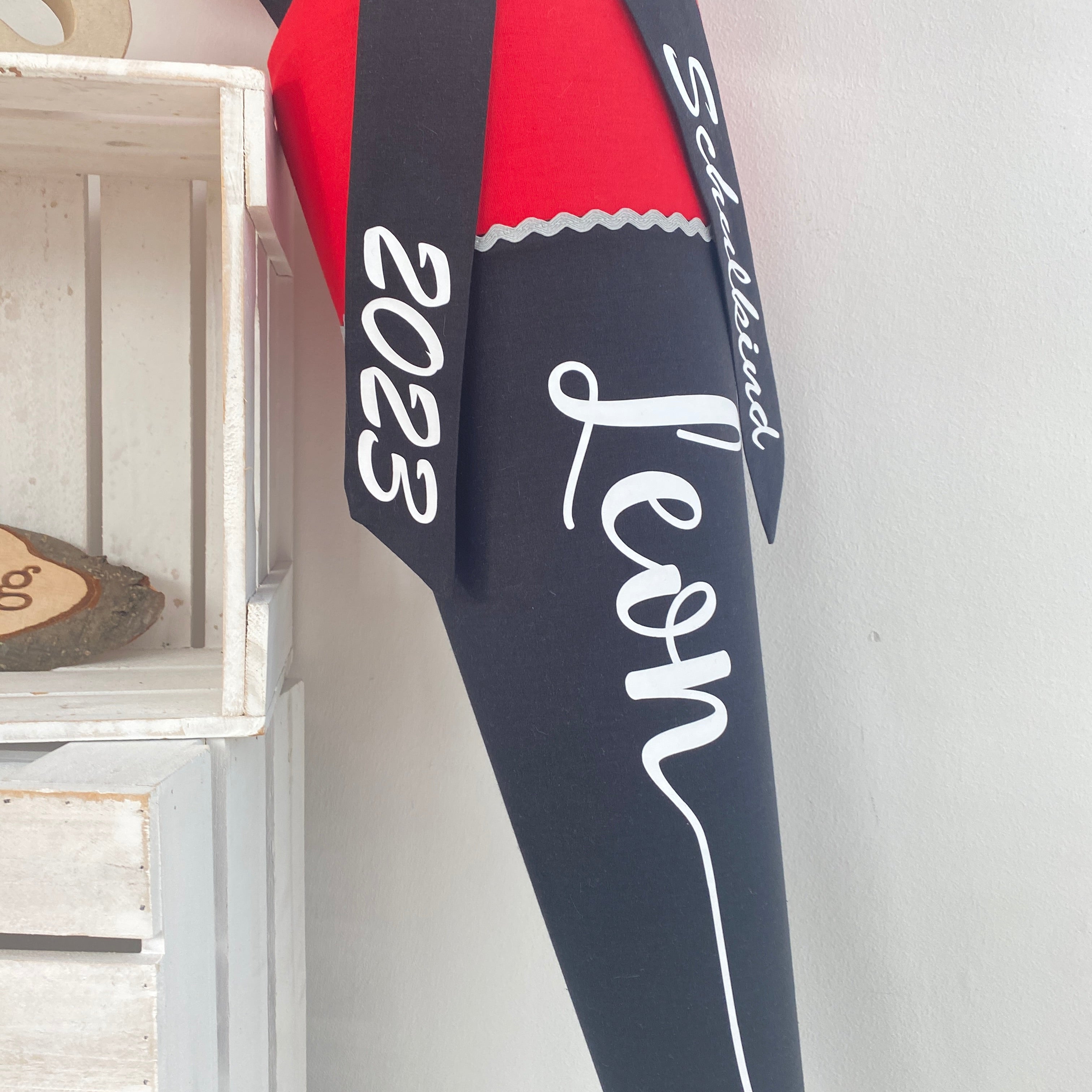 Schultüte mit Namen in rot/schwarz