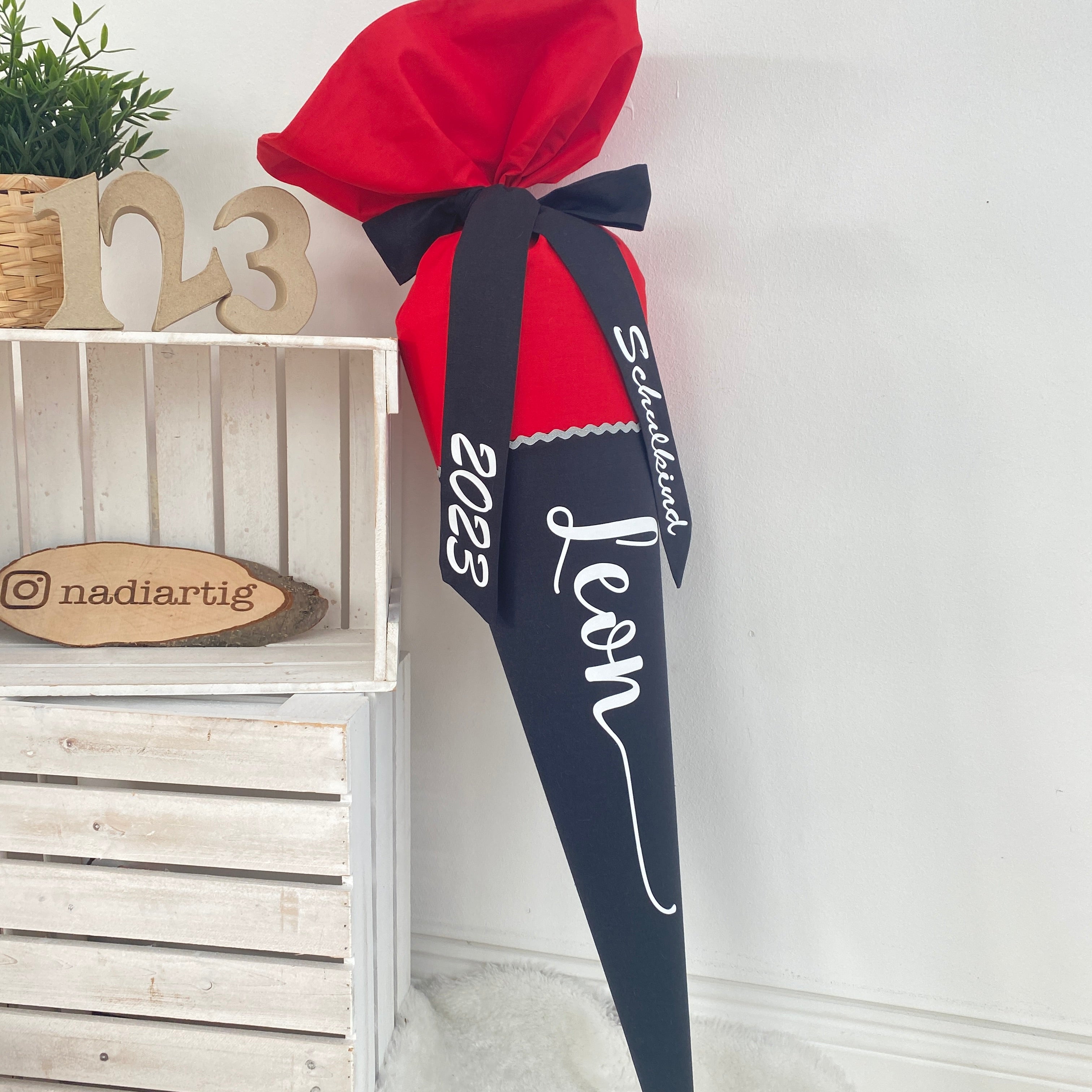 Schultüte mit Namen in rot/schwarz