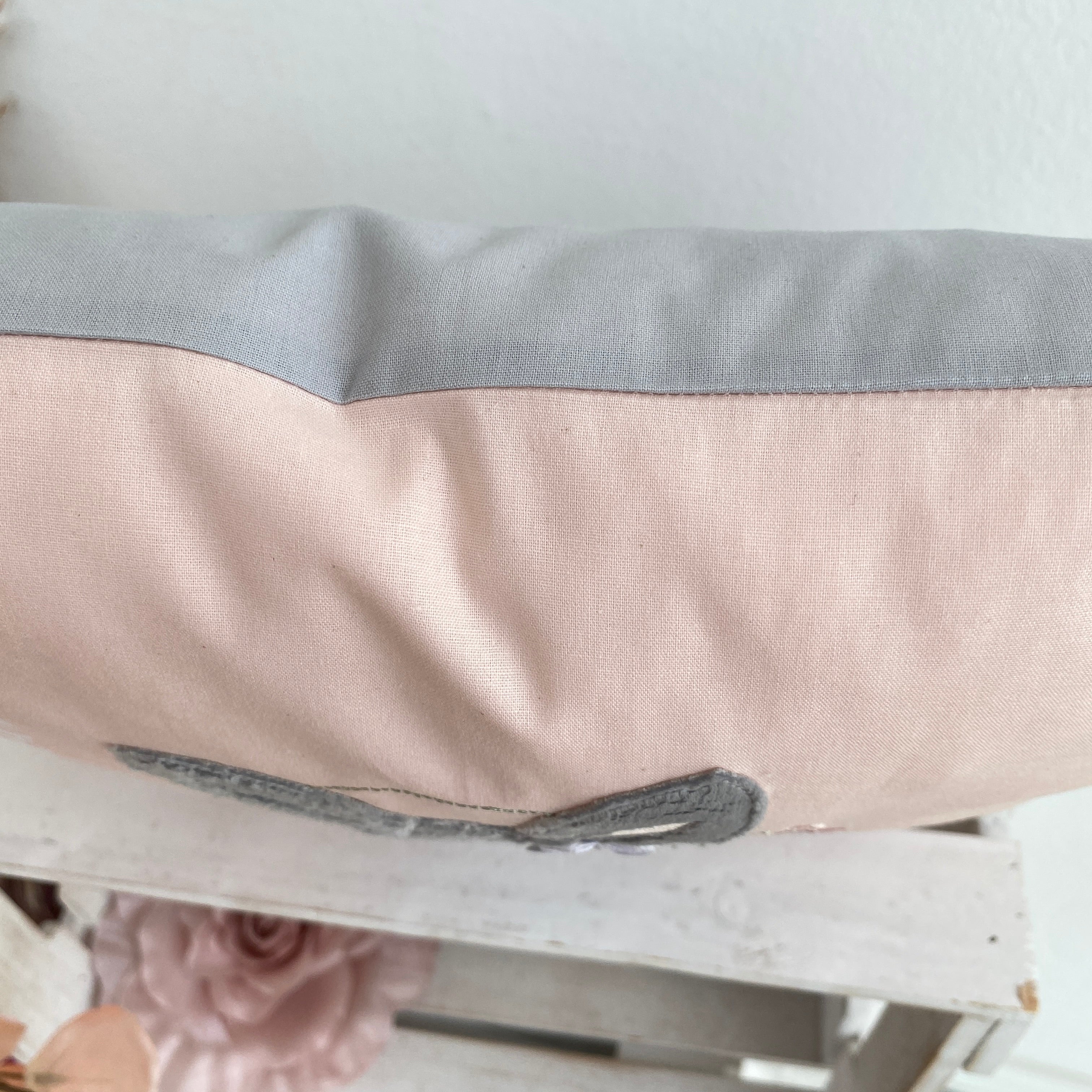 Kissen Hasenmädchen in rosé/hellgrau