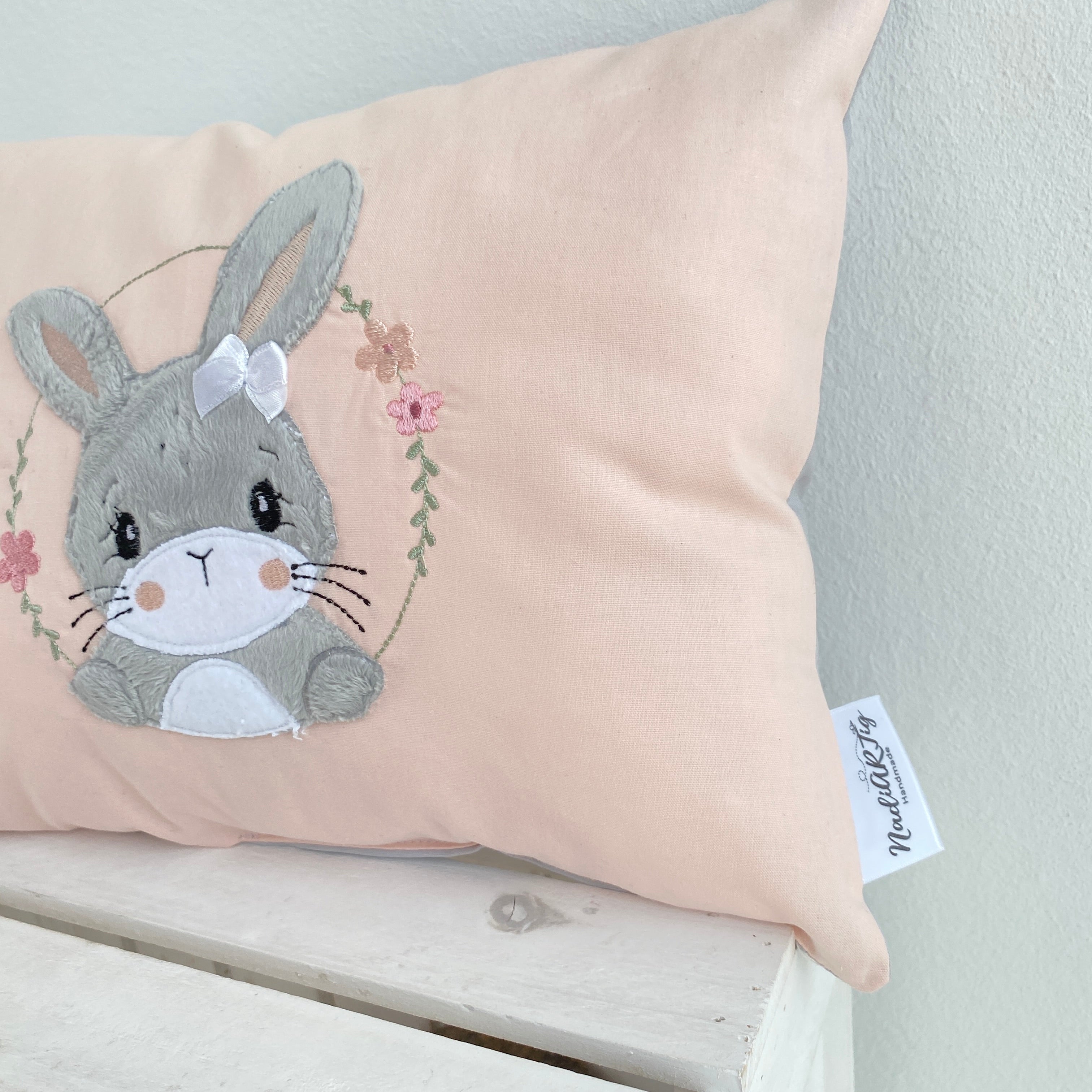 Kissen Hasenmädchen in rosé/hellgrau