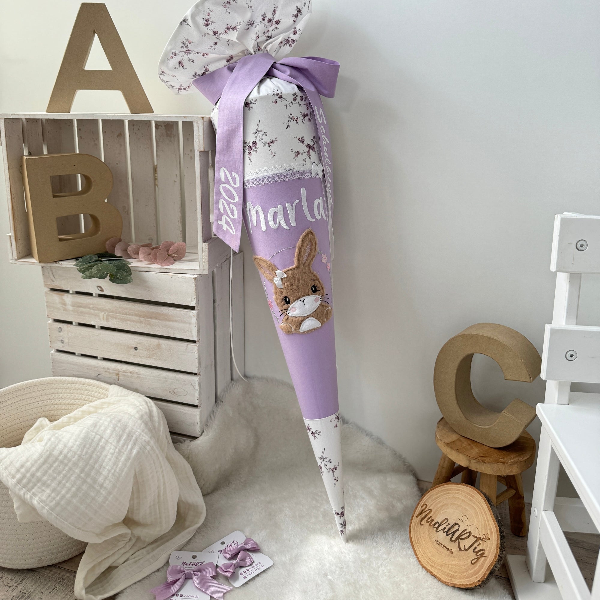 Schultüte Hase in fliederlila mit Blüten