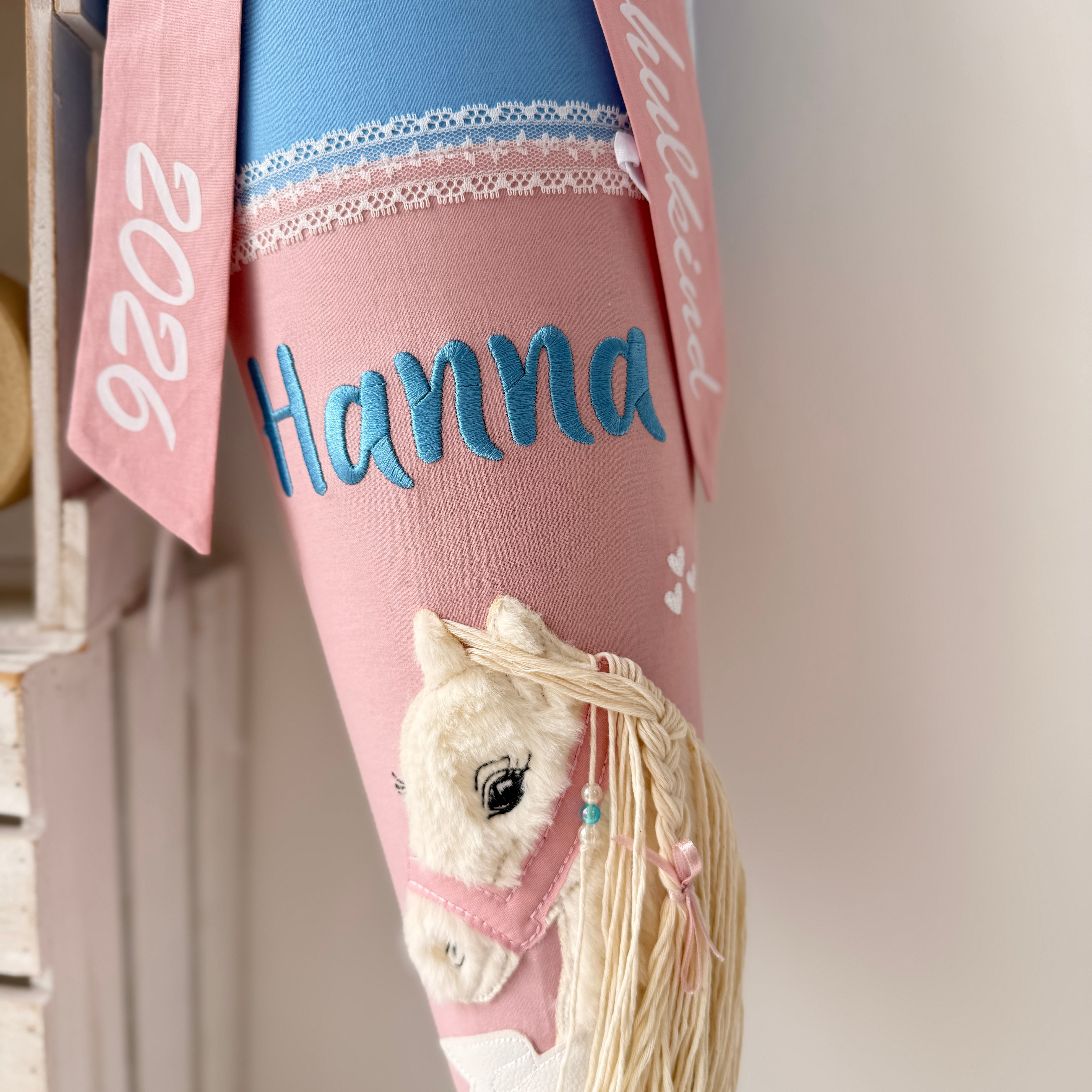 Schultüte weißes Boho-Pony in Blau/Puder