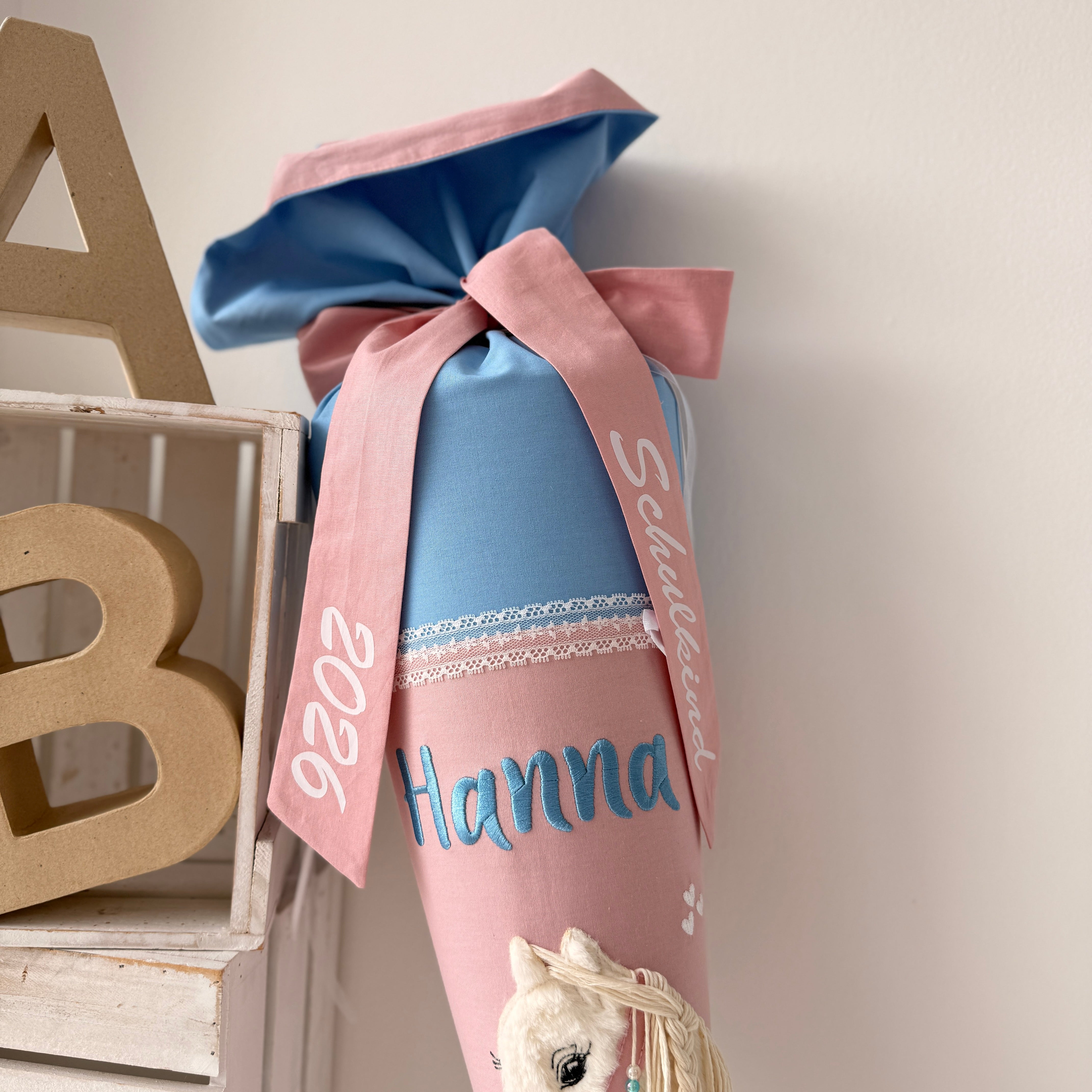 Schultüte weißes Boho-Pony in Blau/Puder