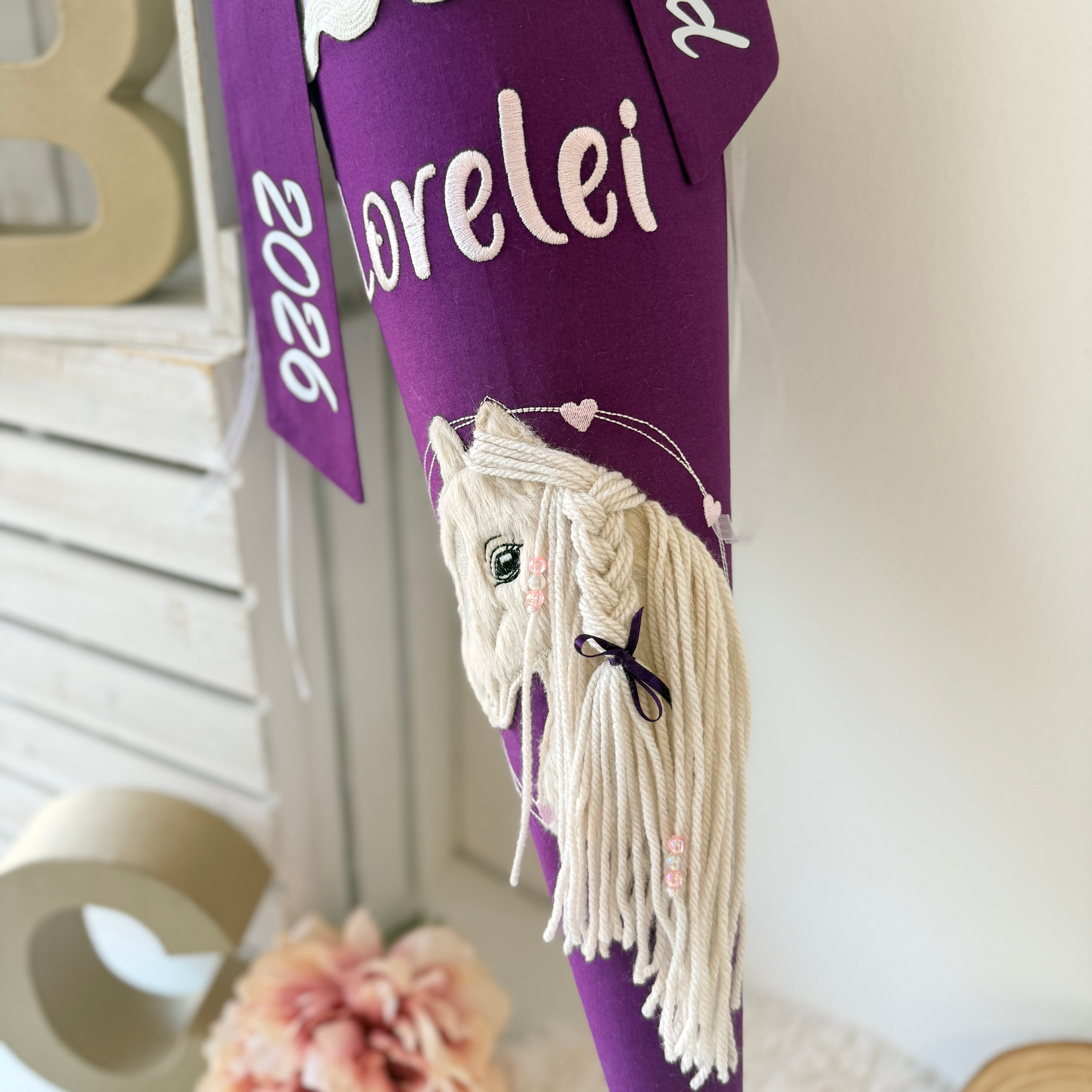 Schultüte beiges Pony in LILA mit Blüten