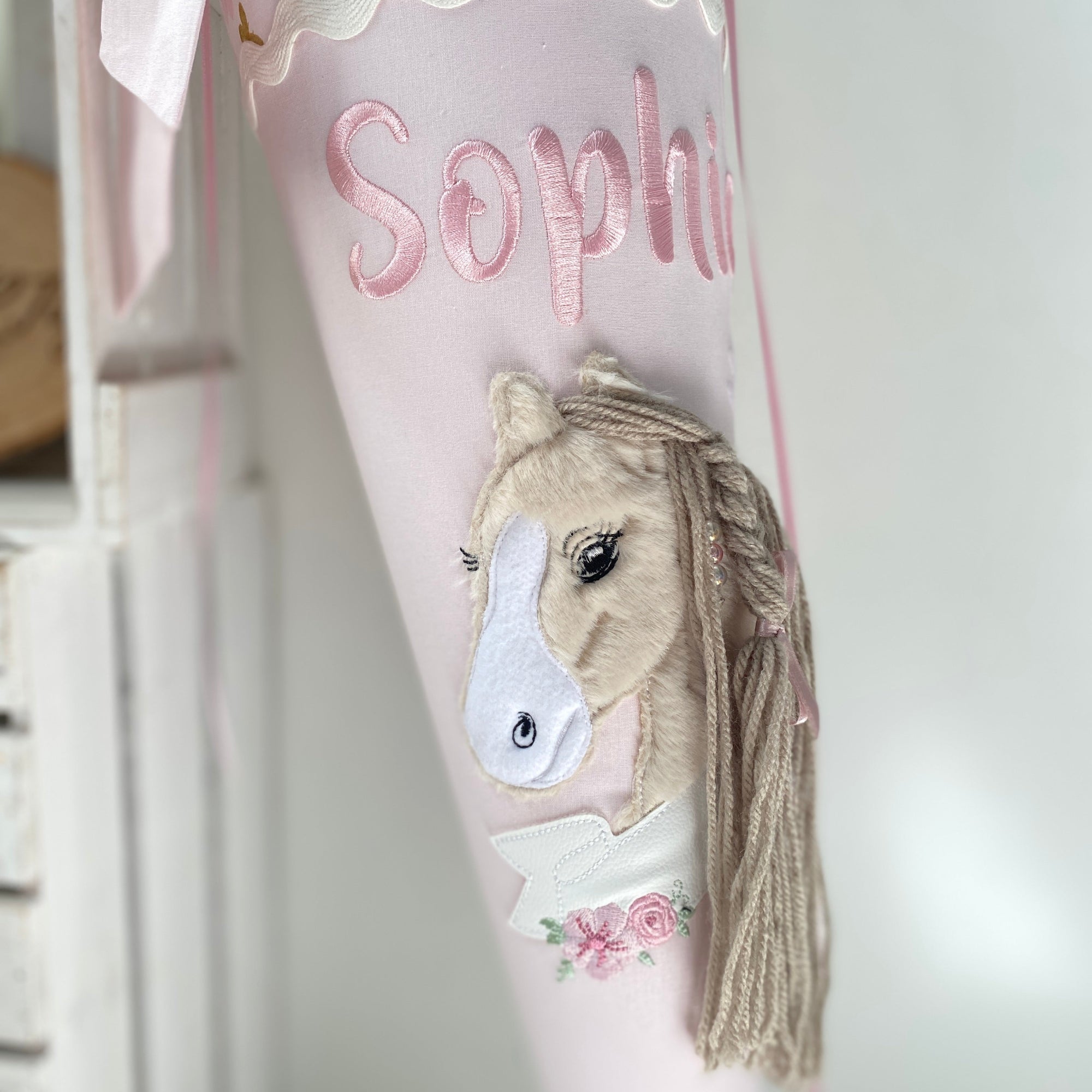 Schultüte Pferd mit Banner in rosé/Schmetterling