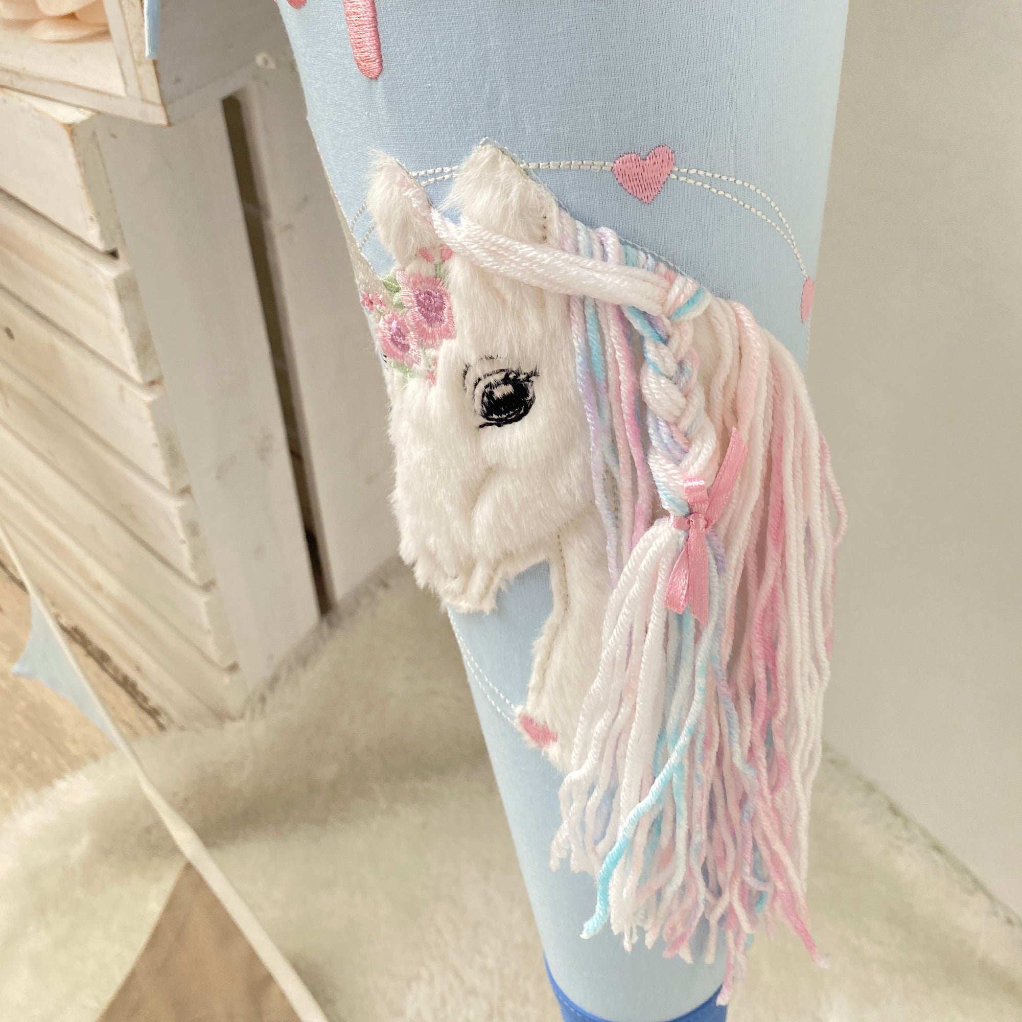 Schultüte Einhorn mit bunter Mähne in hellblau