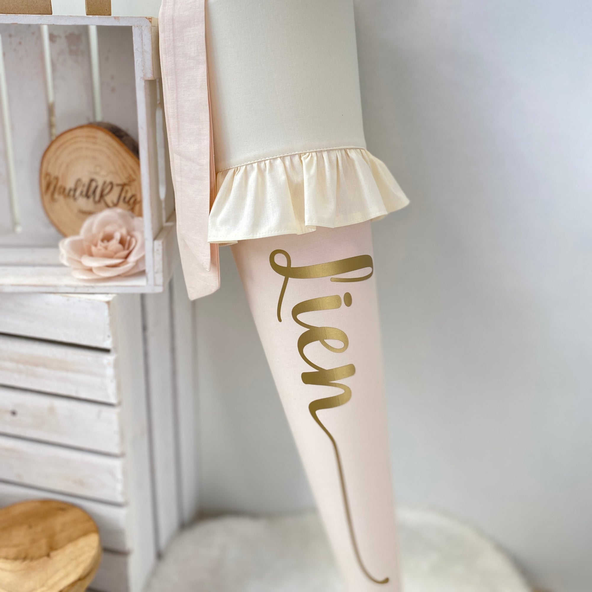 Schultüte Klassik in cremebeige/gold (Rüschen)