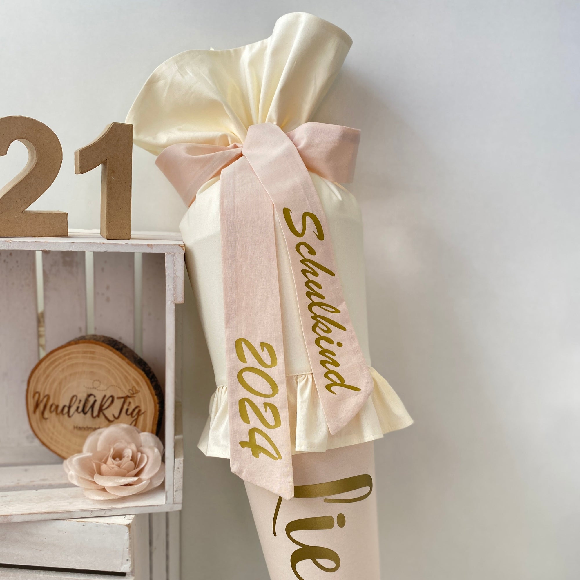 Schultüte Klassik in cremebeige/gold (Rüschen)