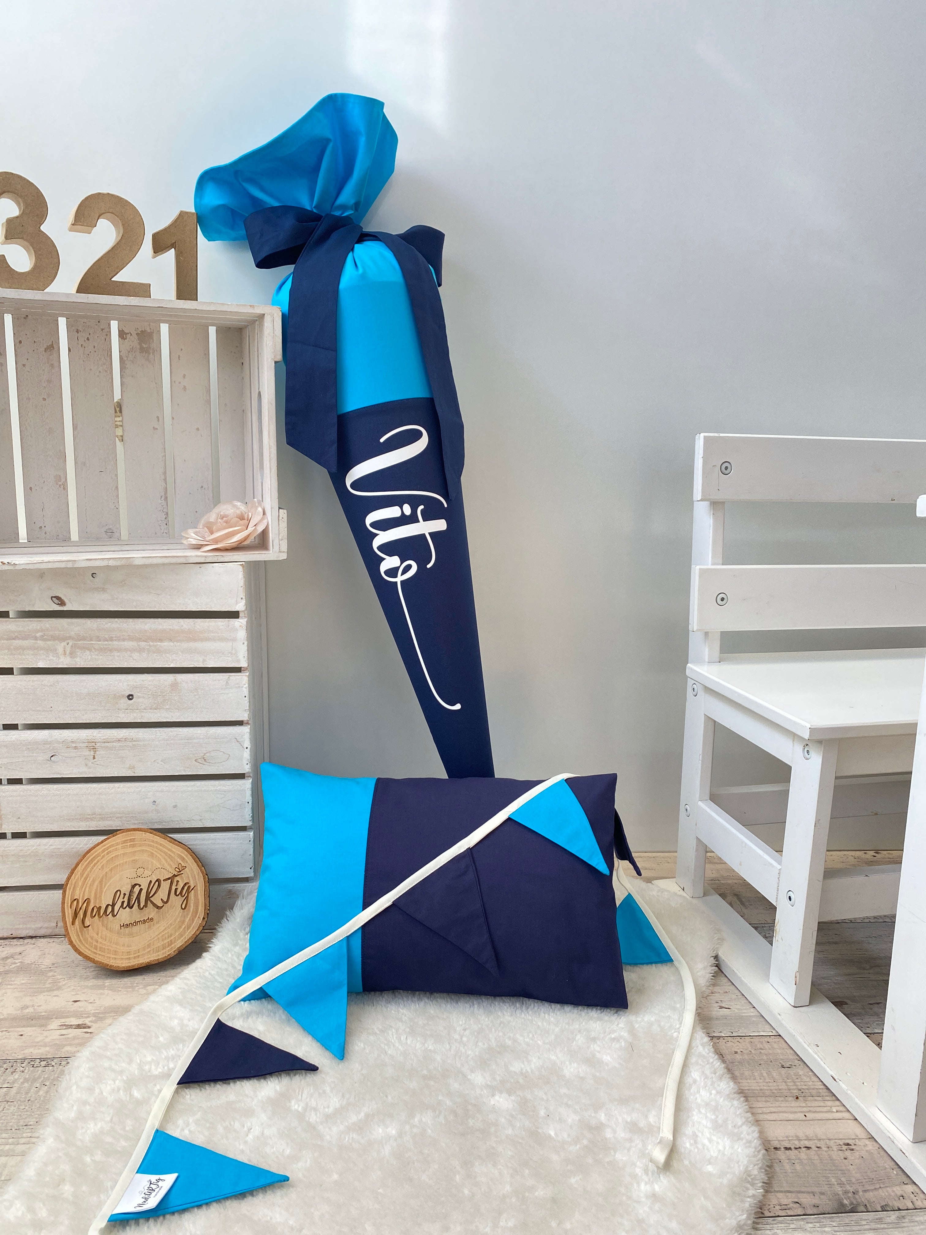 Schultüte mit Namen in türkis/dunkelblau