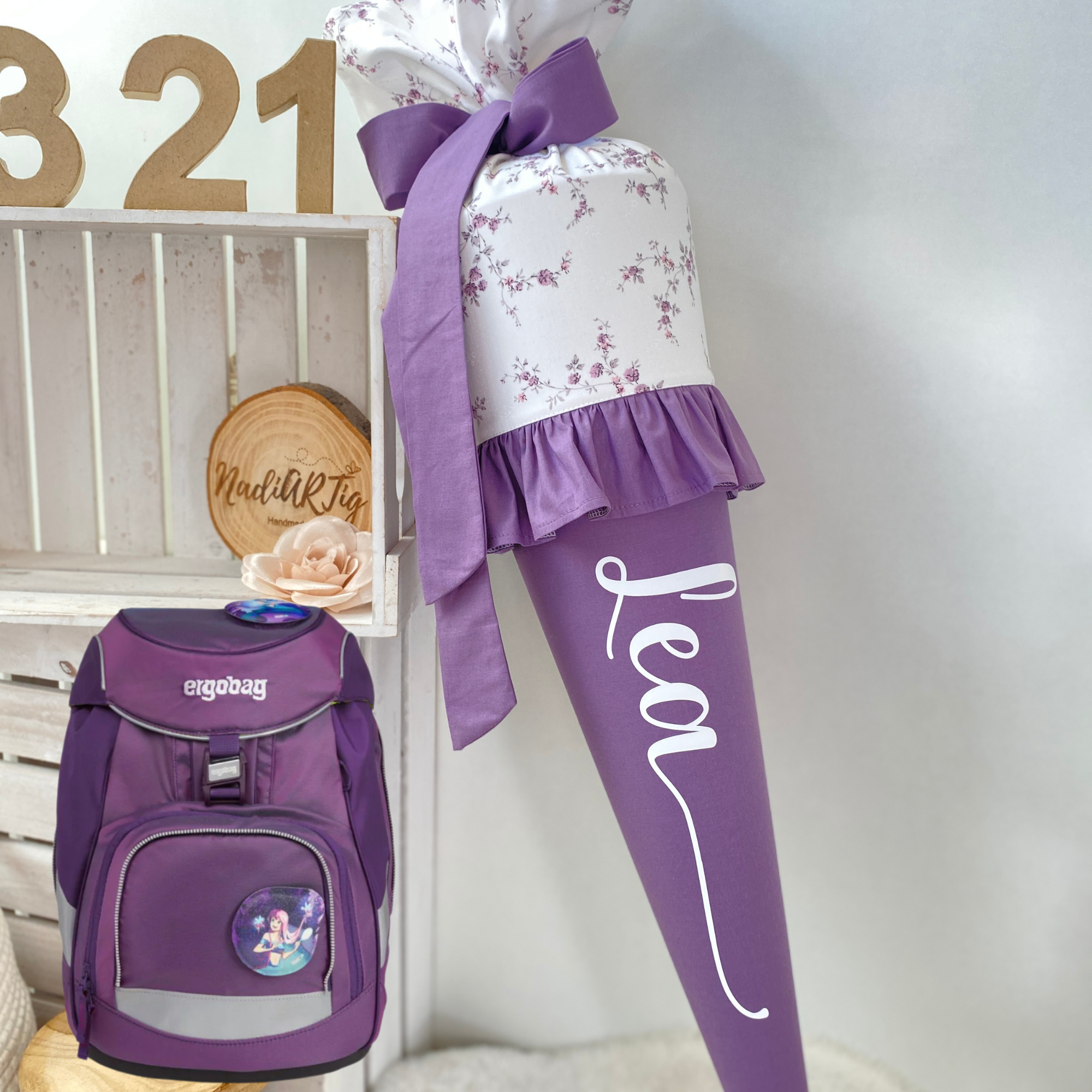 Schultüte Klassik in staublavendel/Blüten (Rüschen)