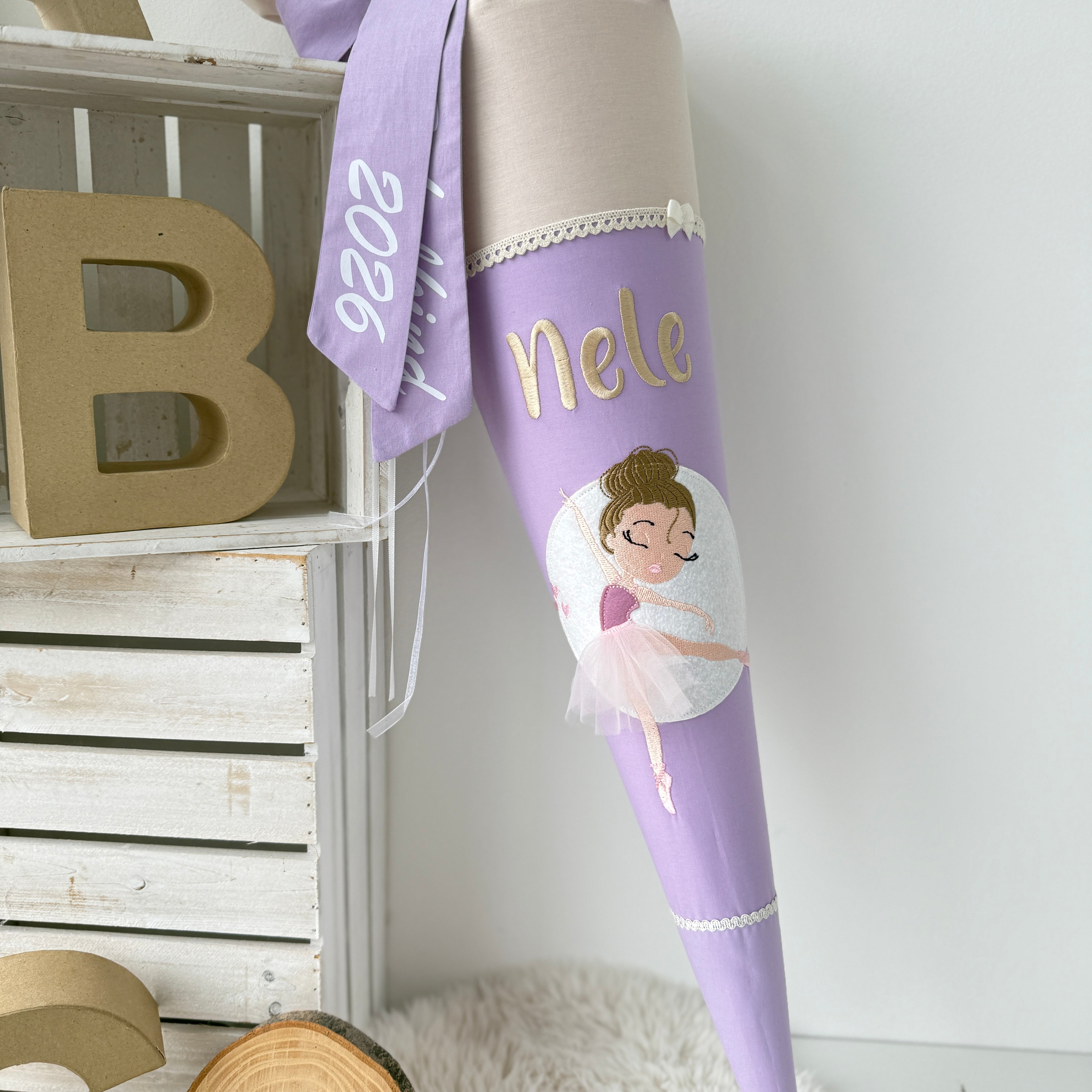 Schultüte mit romantischer Tänzerin in beige/flieder