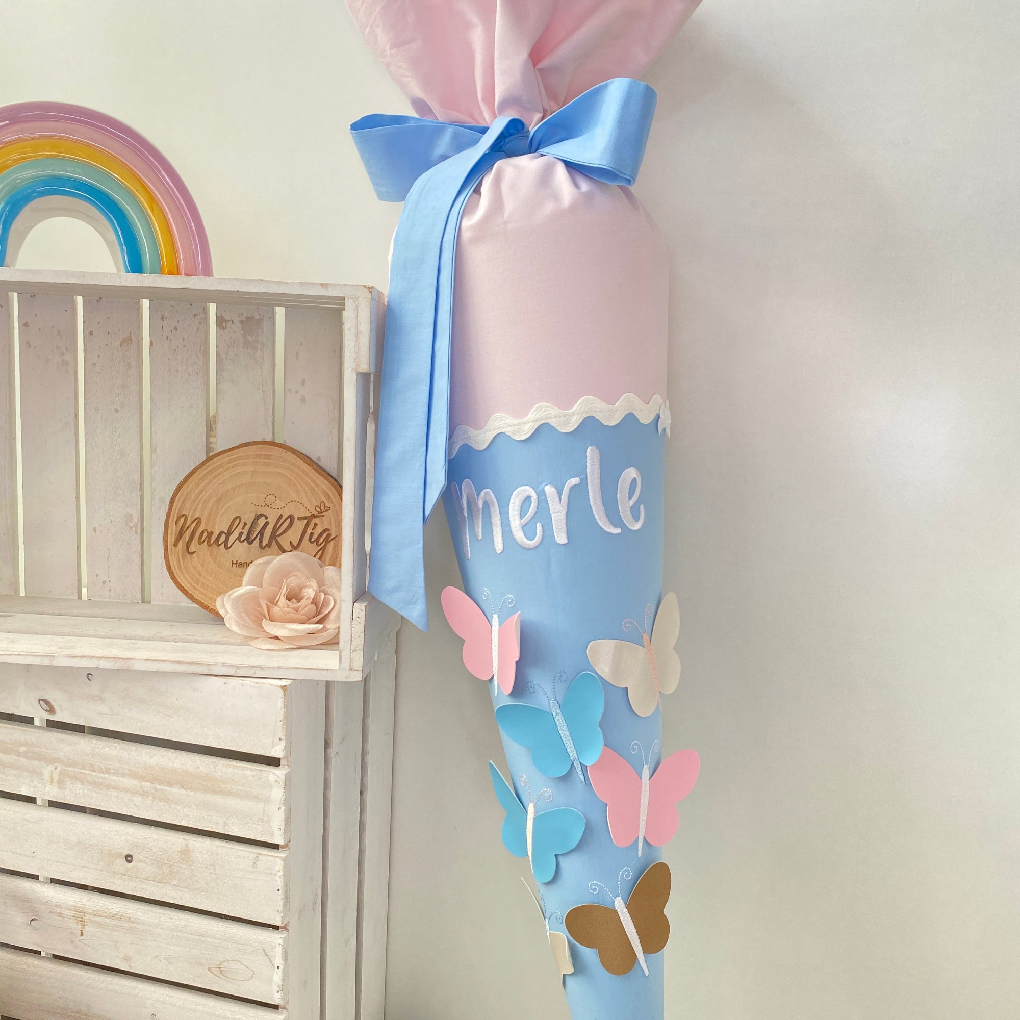 Schultüte mit Schmetterlingen in rosé/hellblau