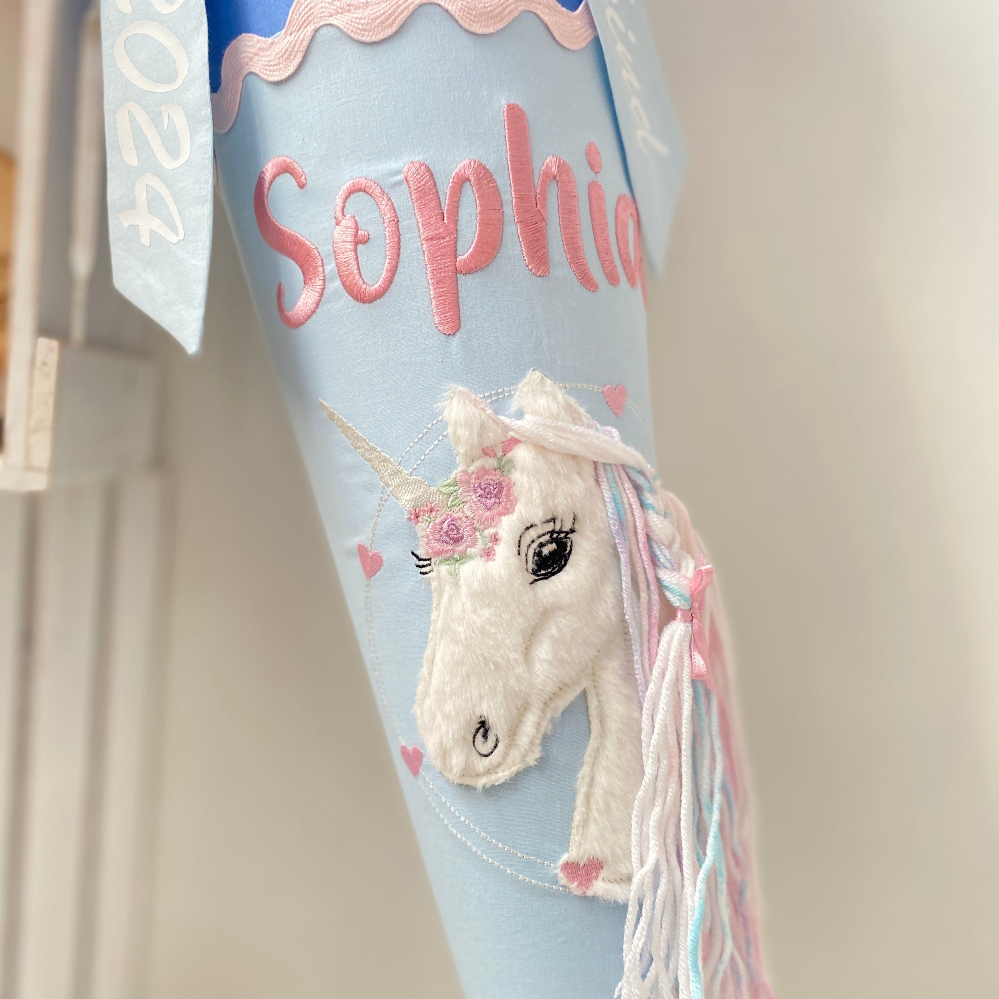 Schultüte Einhorn mit bunter Mähne in hellblau