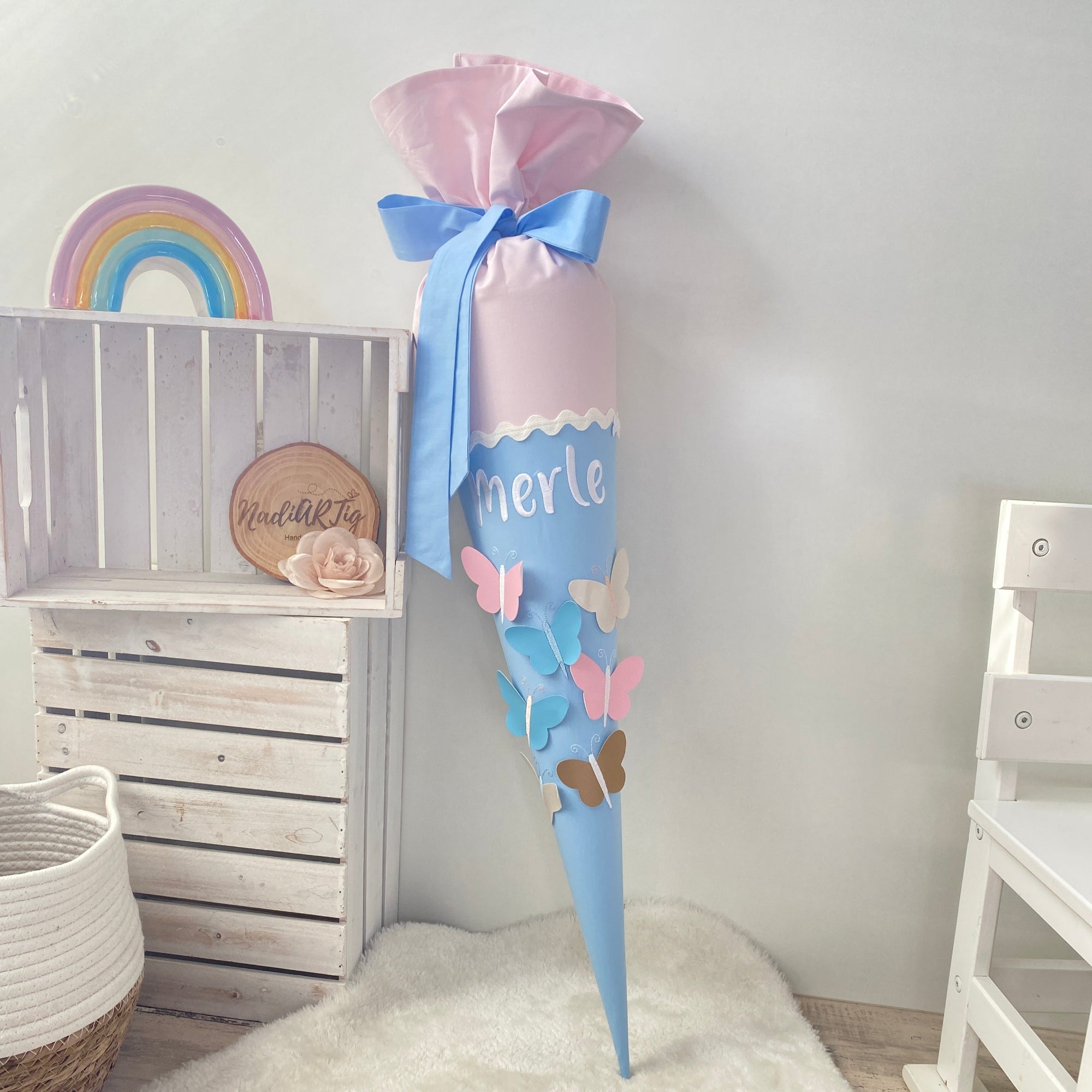 Schultüte mit Schmetterlingen in rosé/hellblau