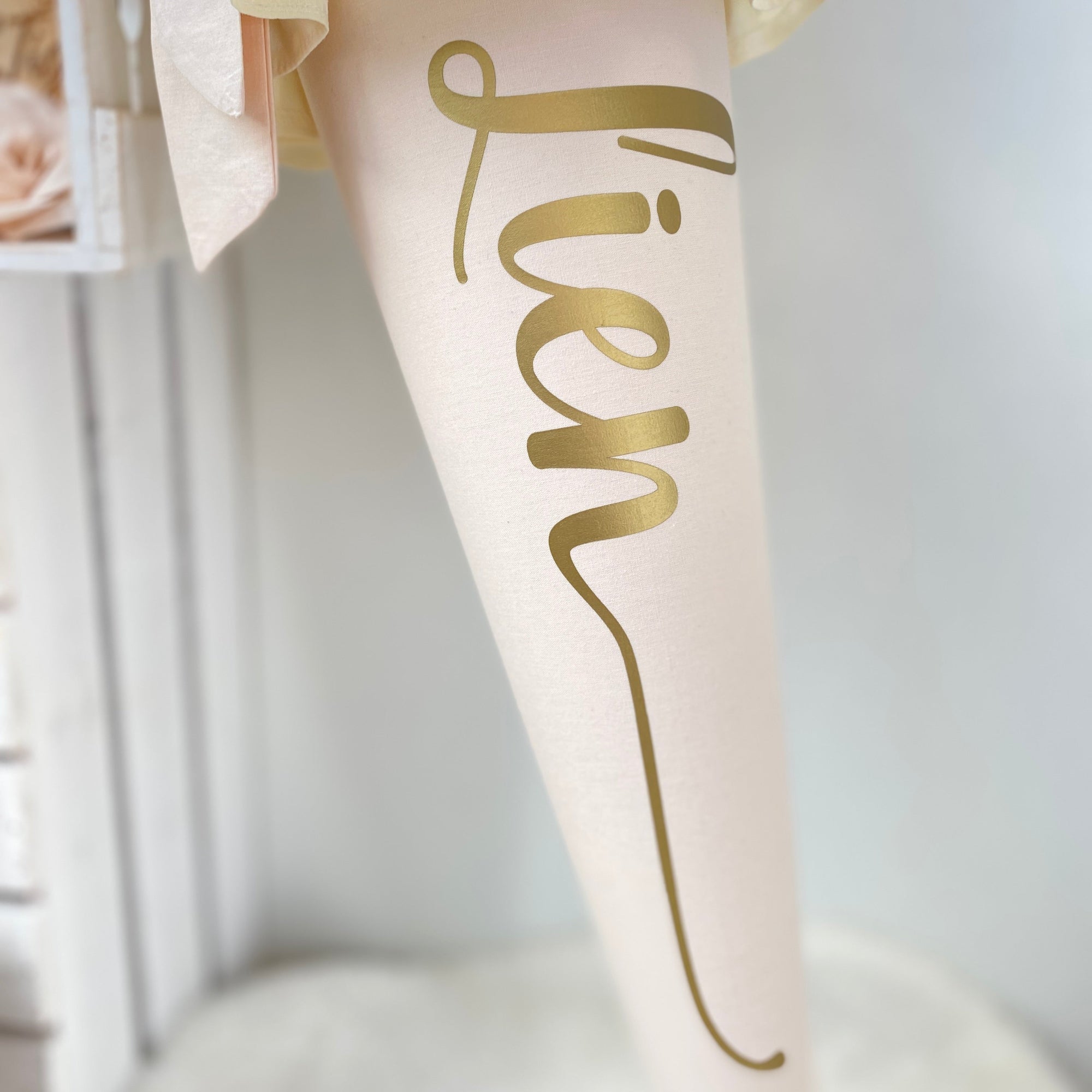 Schultüte Klassik in cremebeige/gold (Rüschen)