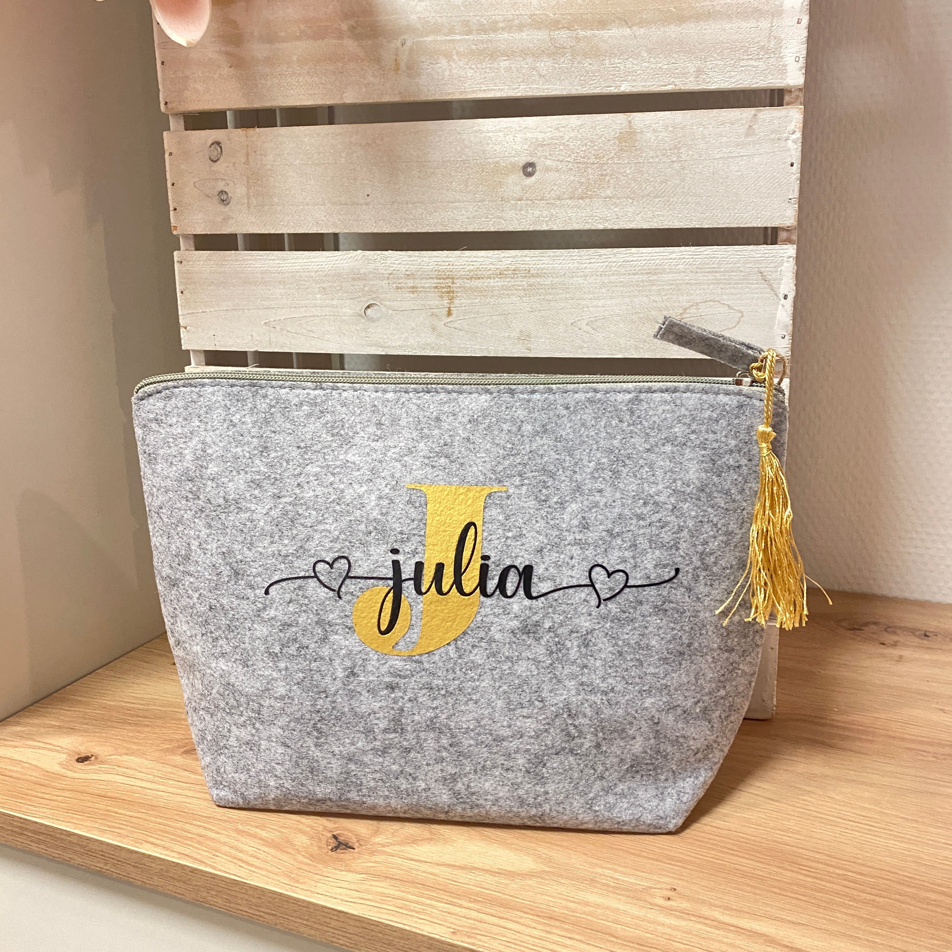 Kosmetiktasche Filz hellgrau (schwarz/gold) mit Wunschnamen