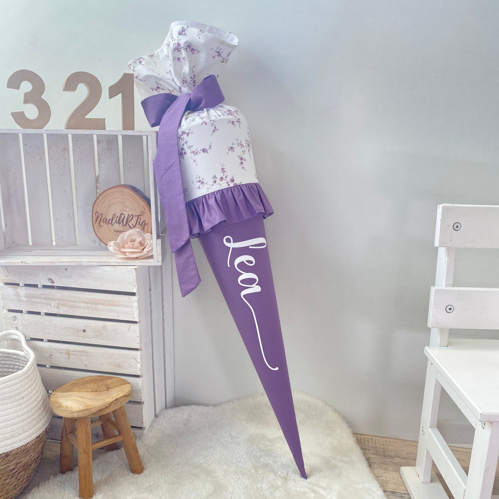 Schultüte Klassik in staublavendel/Blüten (Rüschen)