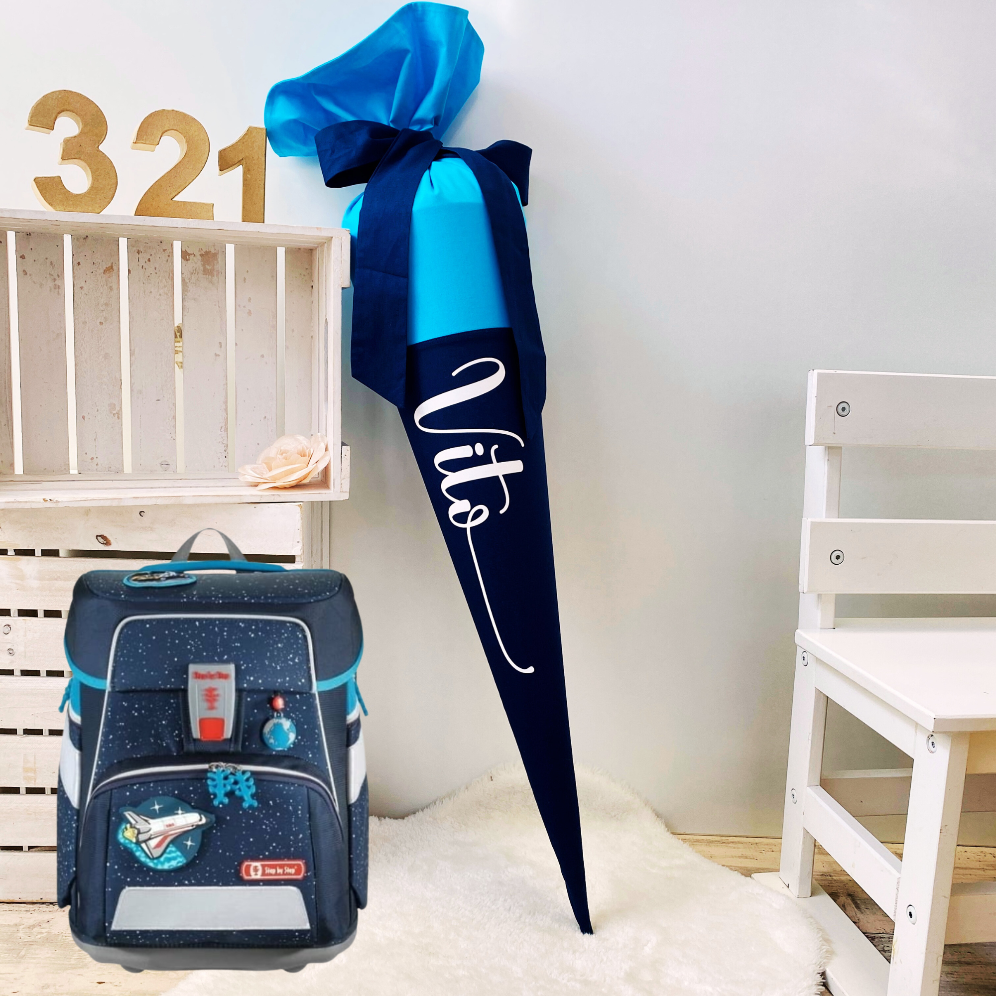 Schultüte mit Namen in türkis/dunkelblau