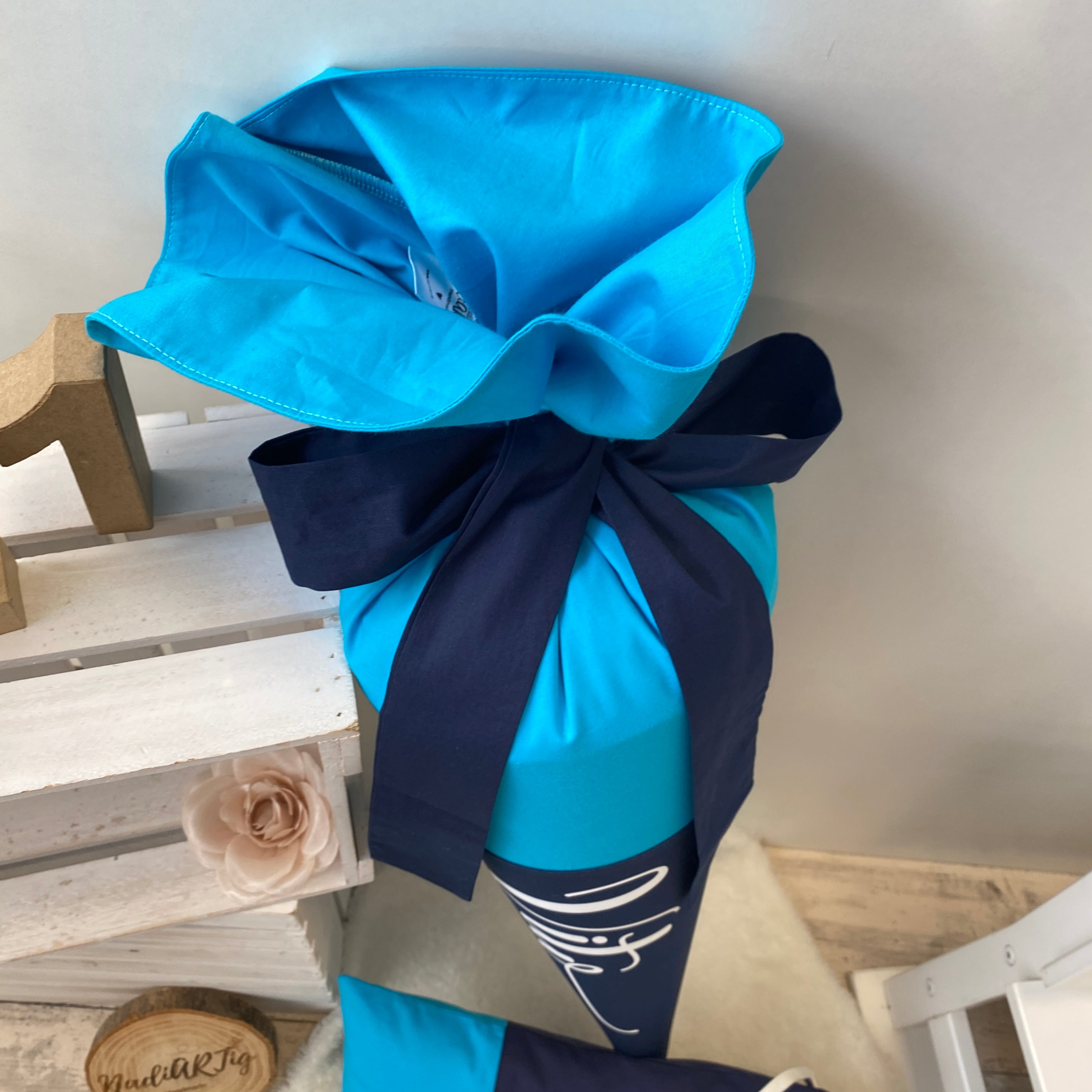 Schultüte mit Namen in türkis/dunkelblau