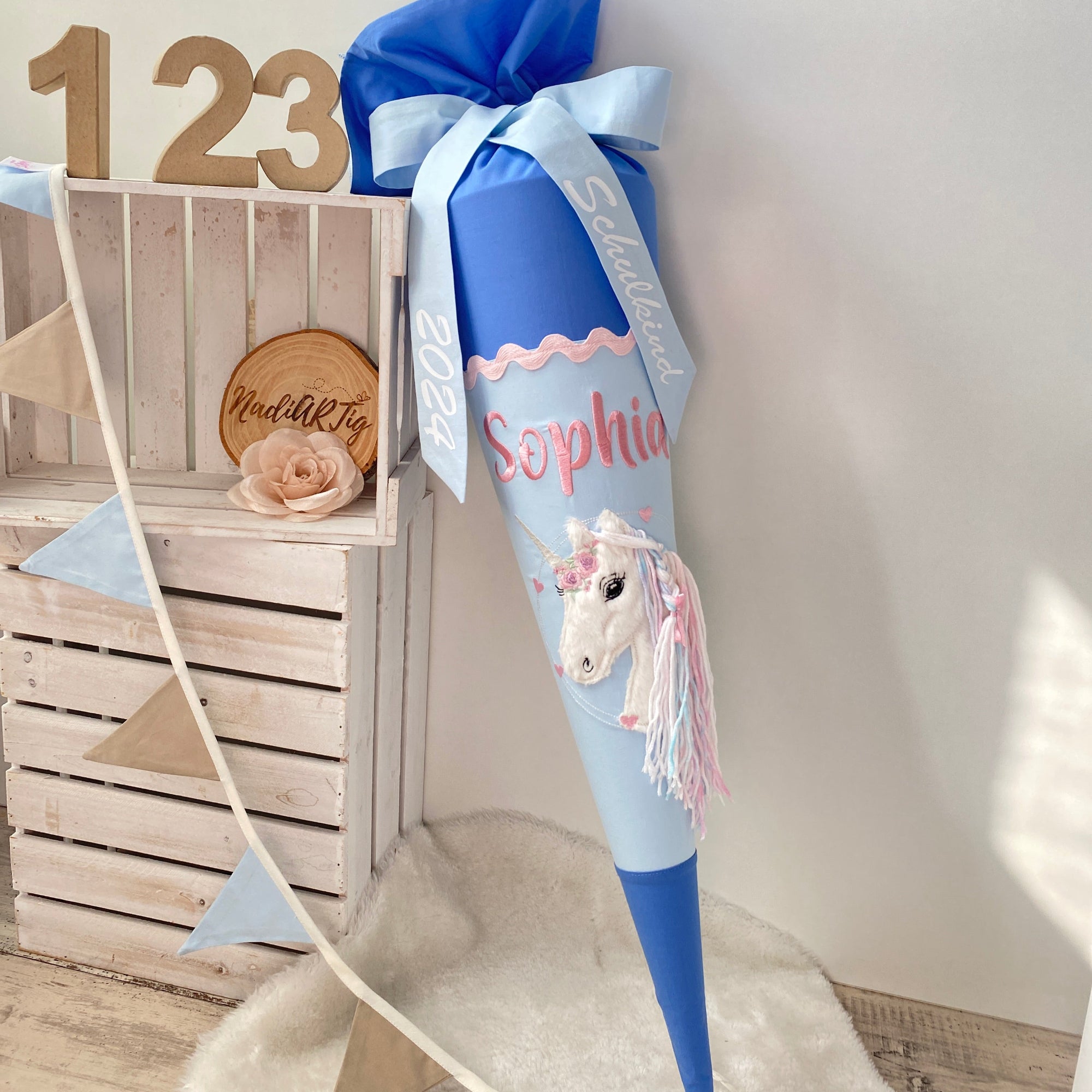 Schultüte Einhorn mit bunter Mähne in hellblau