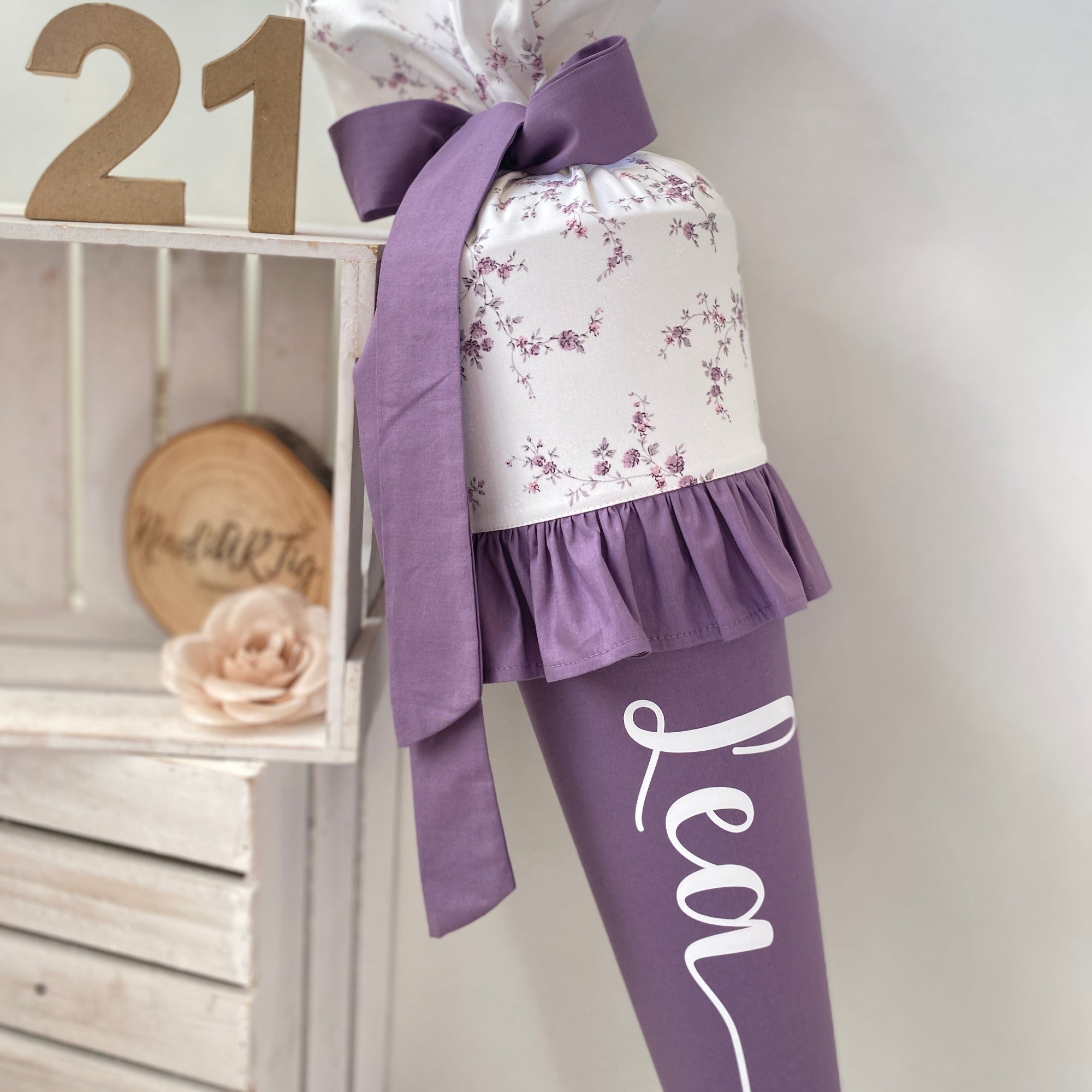 Schultüte Klassik in staublavendel/Blüten (Rüschen)