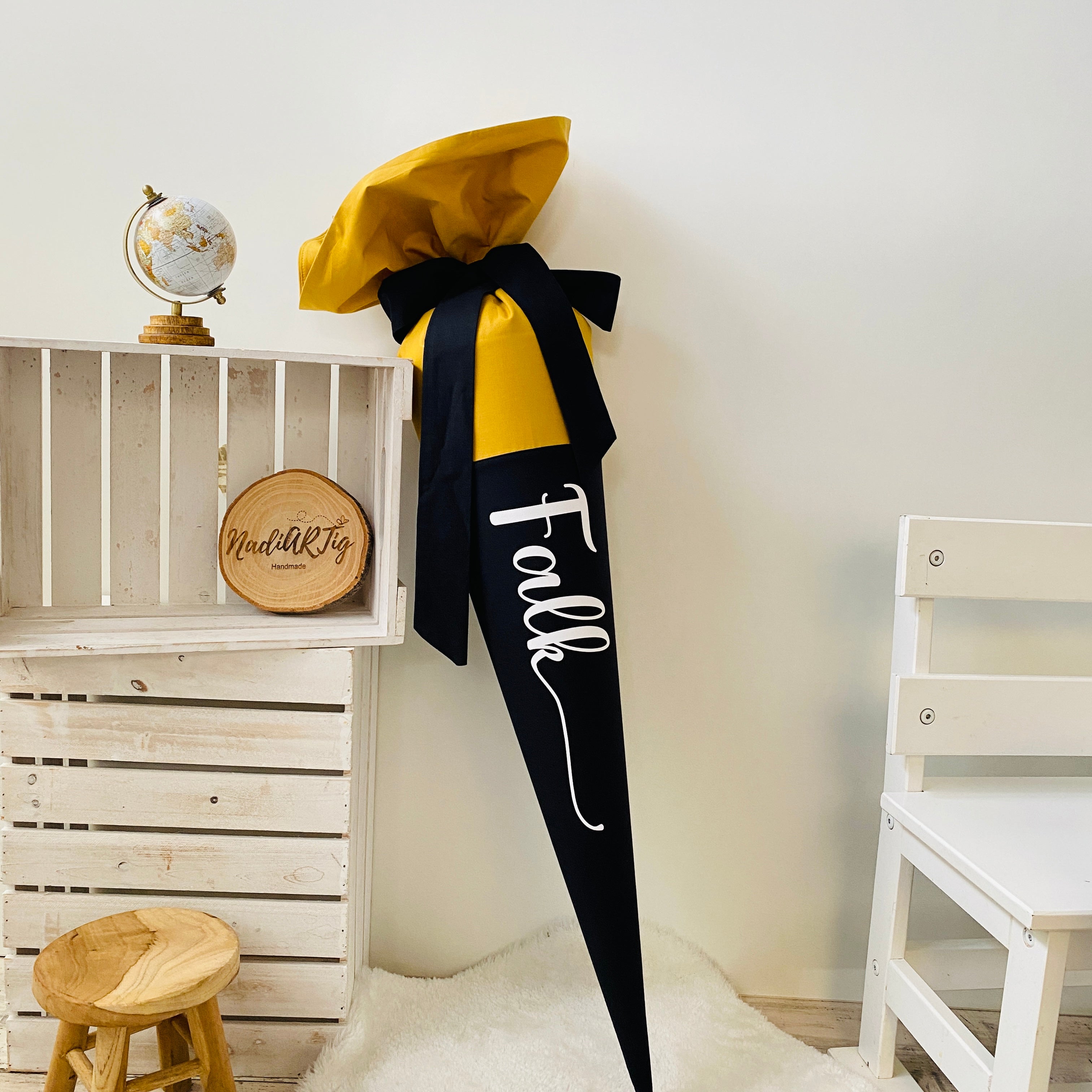 Schultüte mit Namen in ocker/schwarz