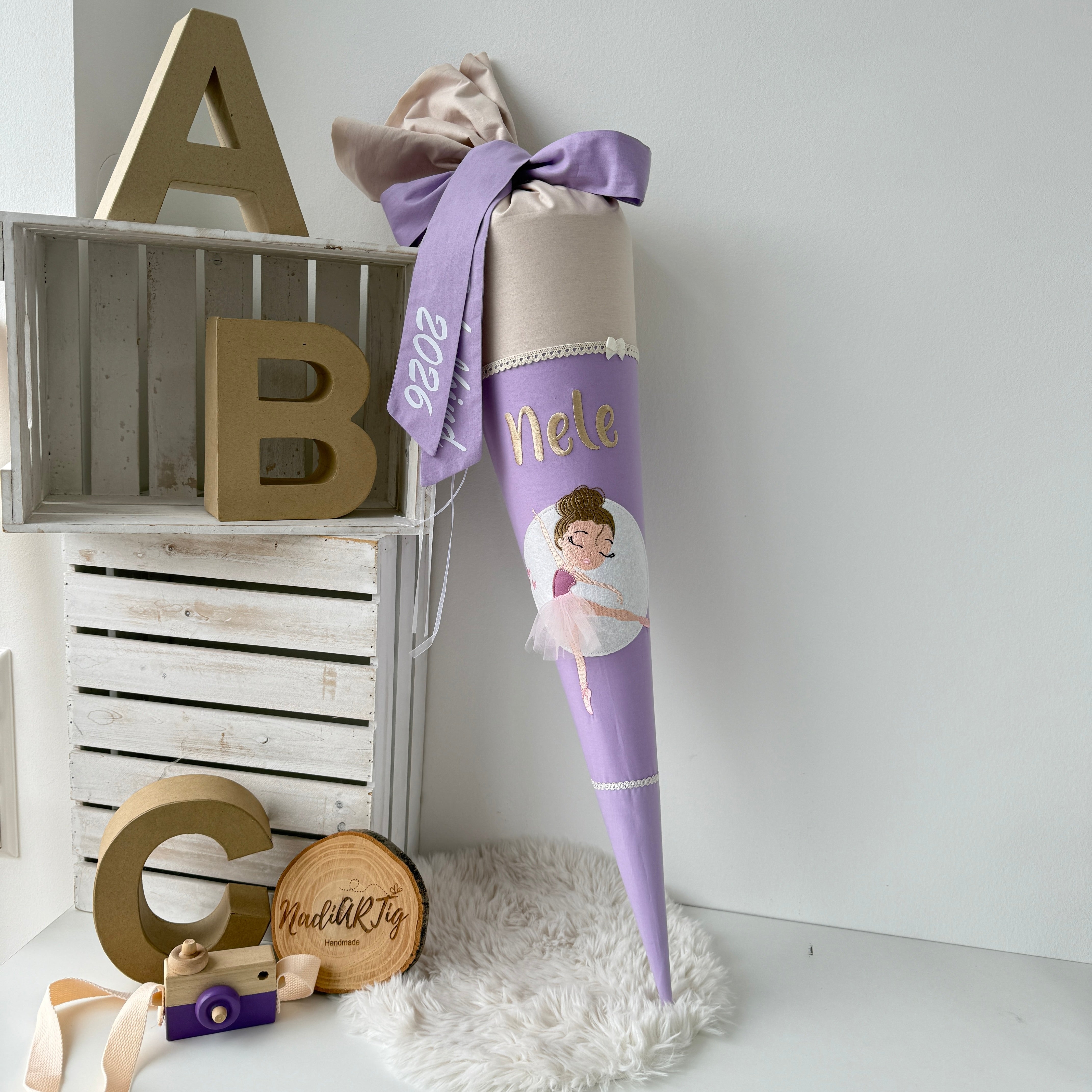 Schultüte mit romantischer Tänzerin in beige/flieder