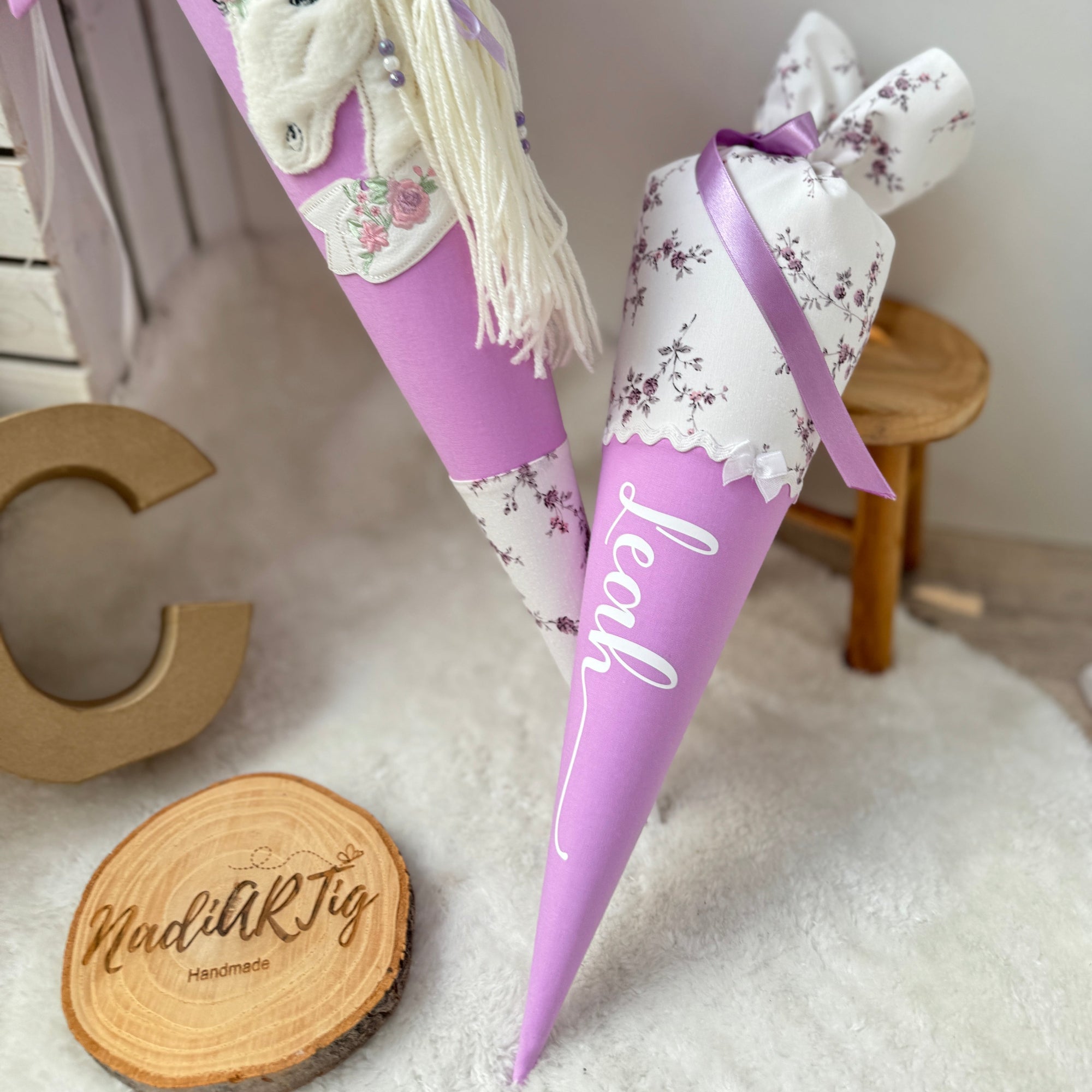Schultüte Einhorn mit Banner in flieder-lila-Blüten