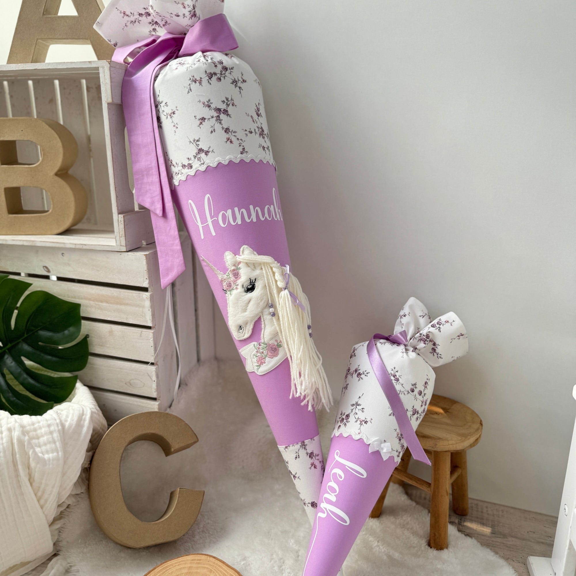 Schultüte Einhorn mit Banner in flieder-lila-Blüten