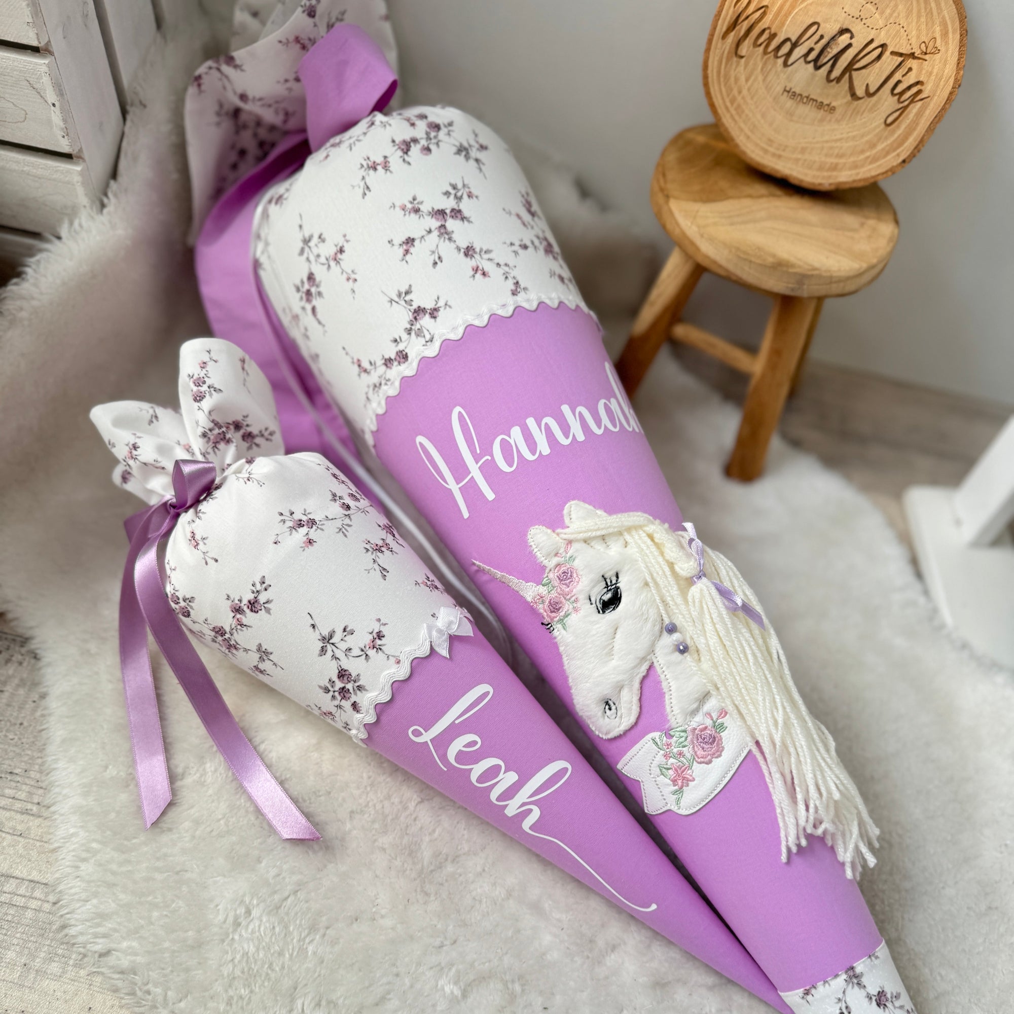 Schultüte Einhorn mit Banner in flieder-lila-Blüten