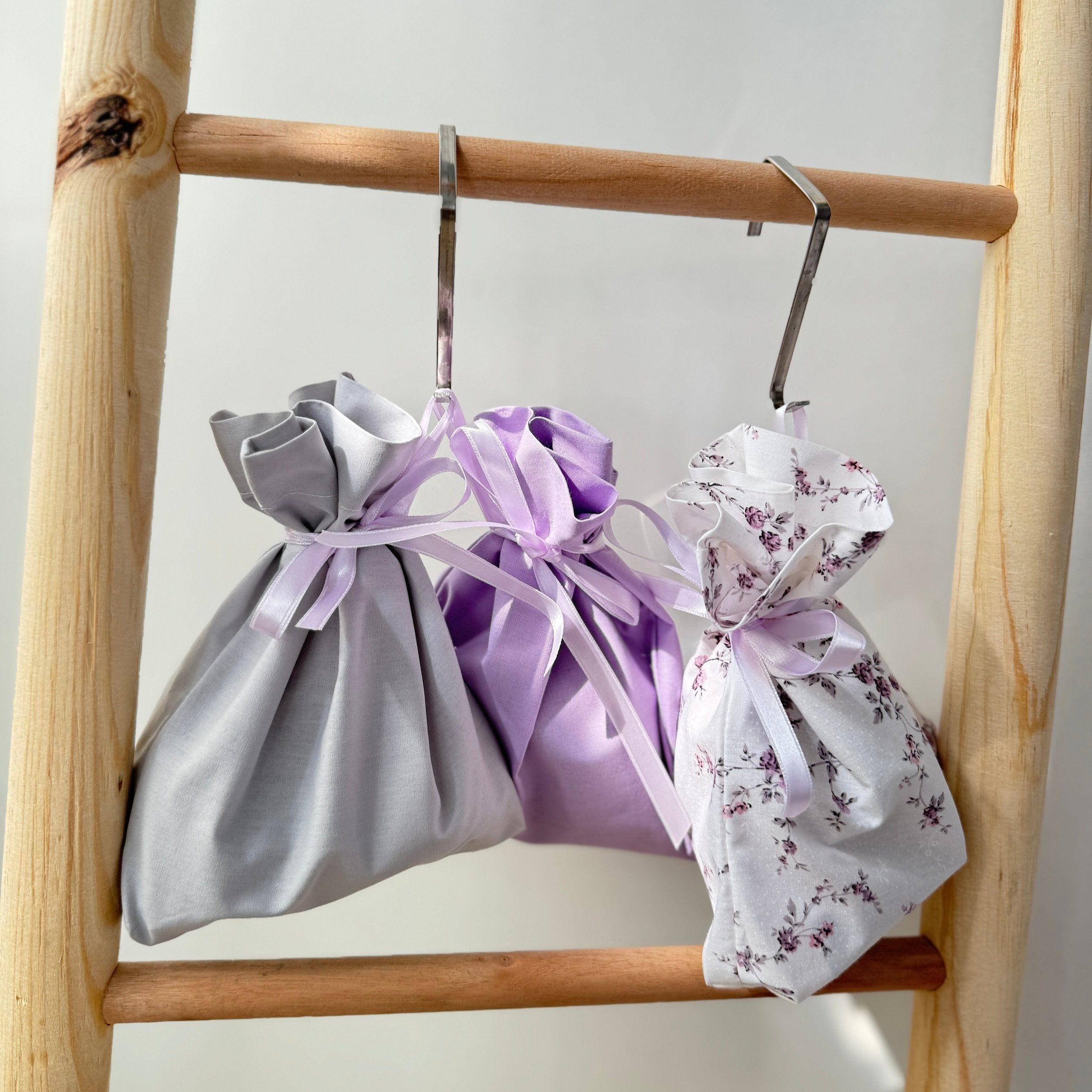 XL-Adventskalender Beutel / 24 Stoffsäckchen flieder/grau/Blüten