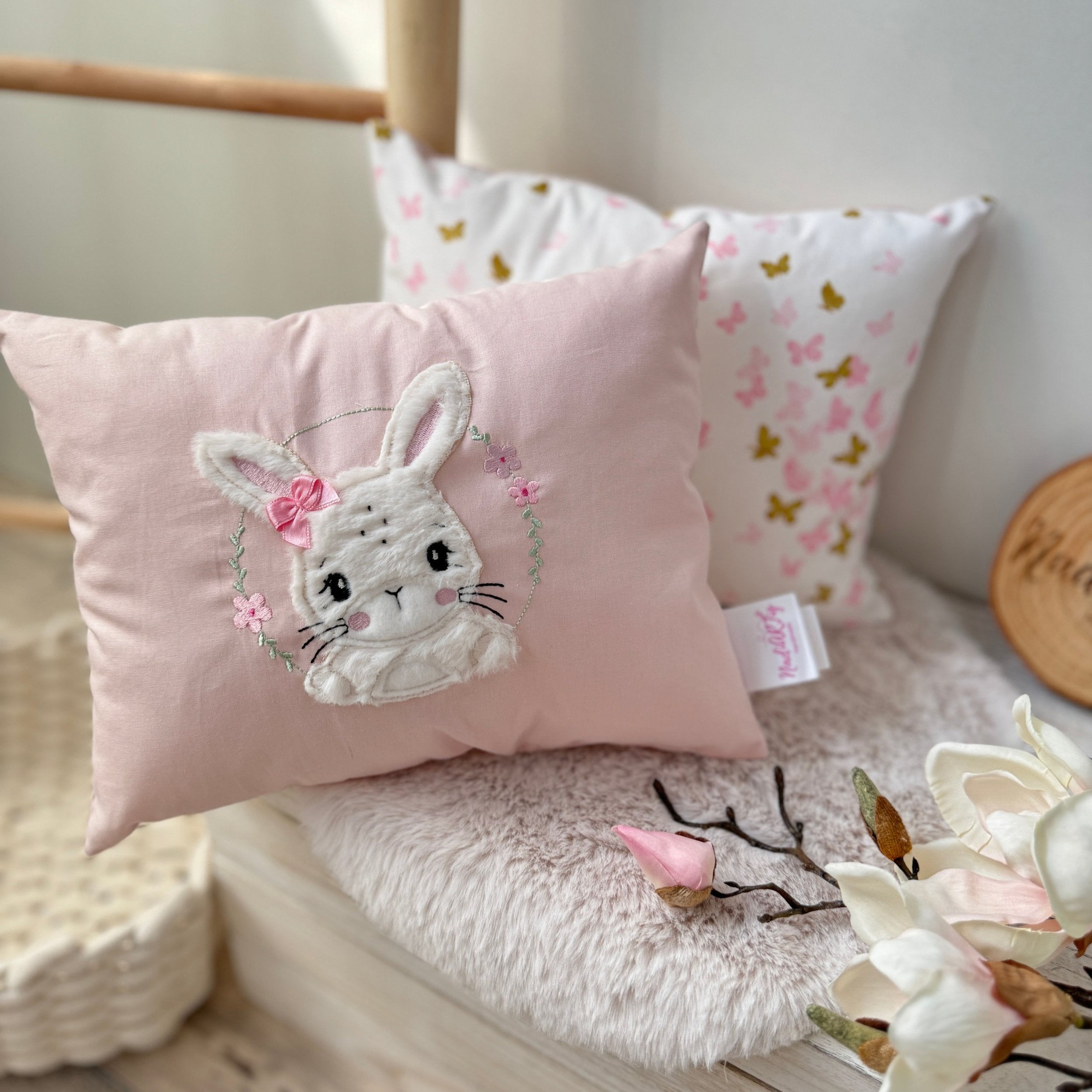 Geburtskissen Baby Hase in rosé, Namenskissen Mädchen, Häschen Kissen personalisiert, Geschenk zur Geburt, Kissen mit Namen bedruckt
