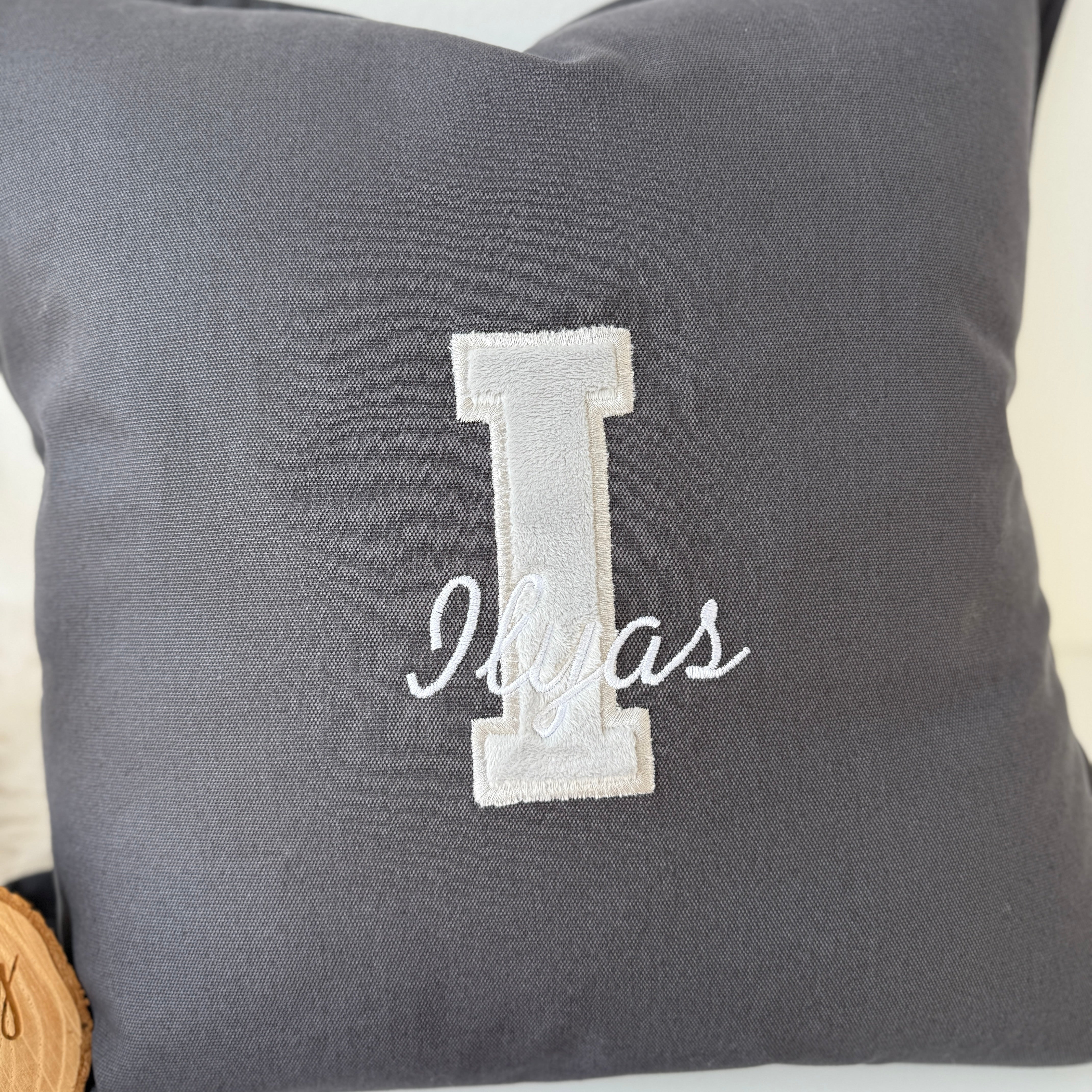 Personalisiertes Statement Kissen mit Initialen