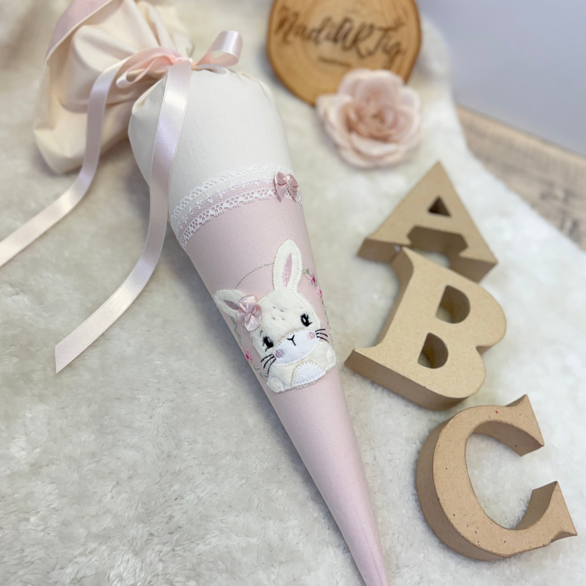 Kindergarten Schultute weisser Hase in rose beige