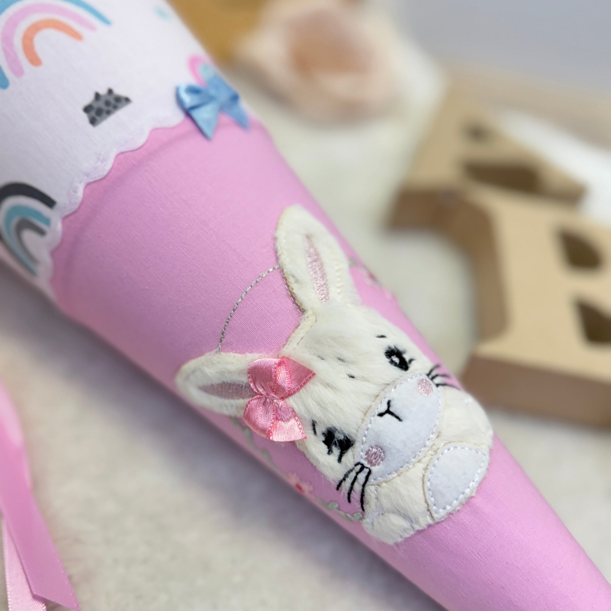 Kindergarten Schultute weisser Hase mit Regenbogen