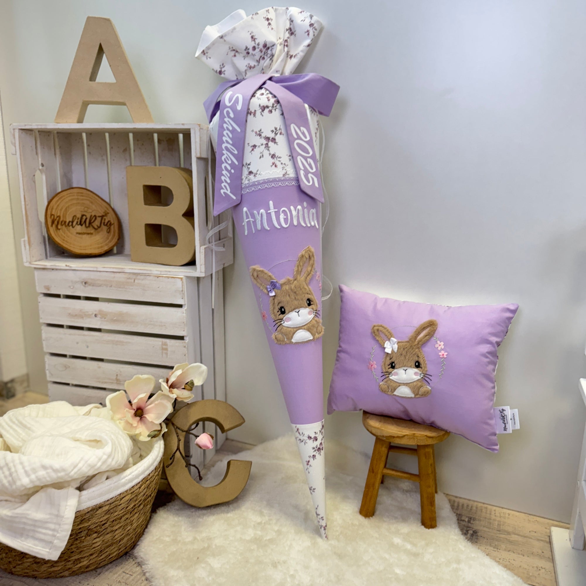 Schultüte Hase in fliederlila mit Blüten
