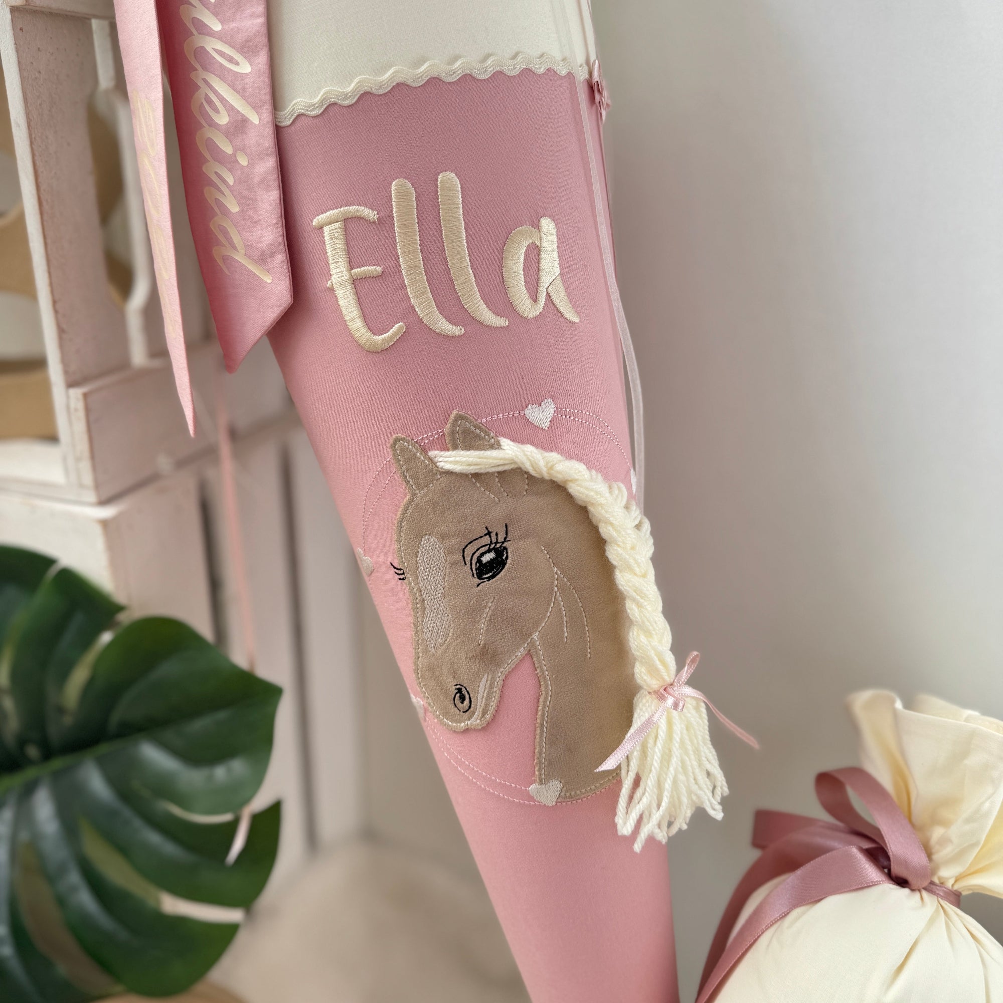 Schultüte Pferd im Herzkreis in cremebeige/puder