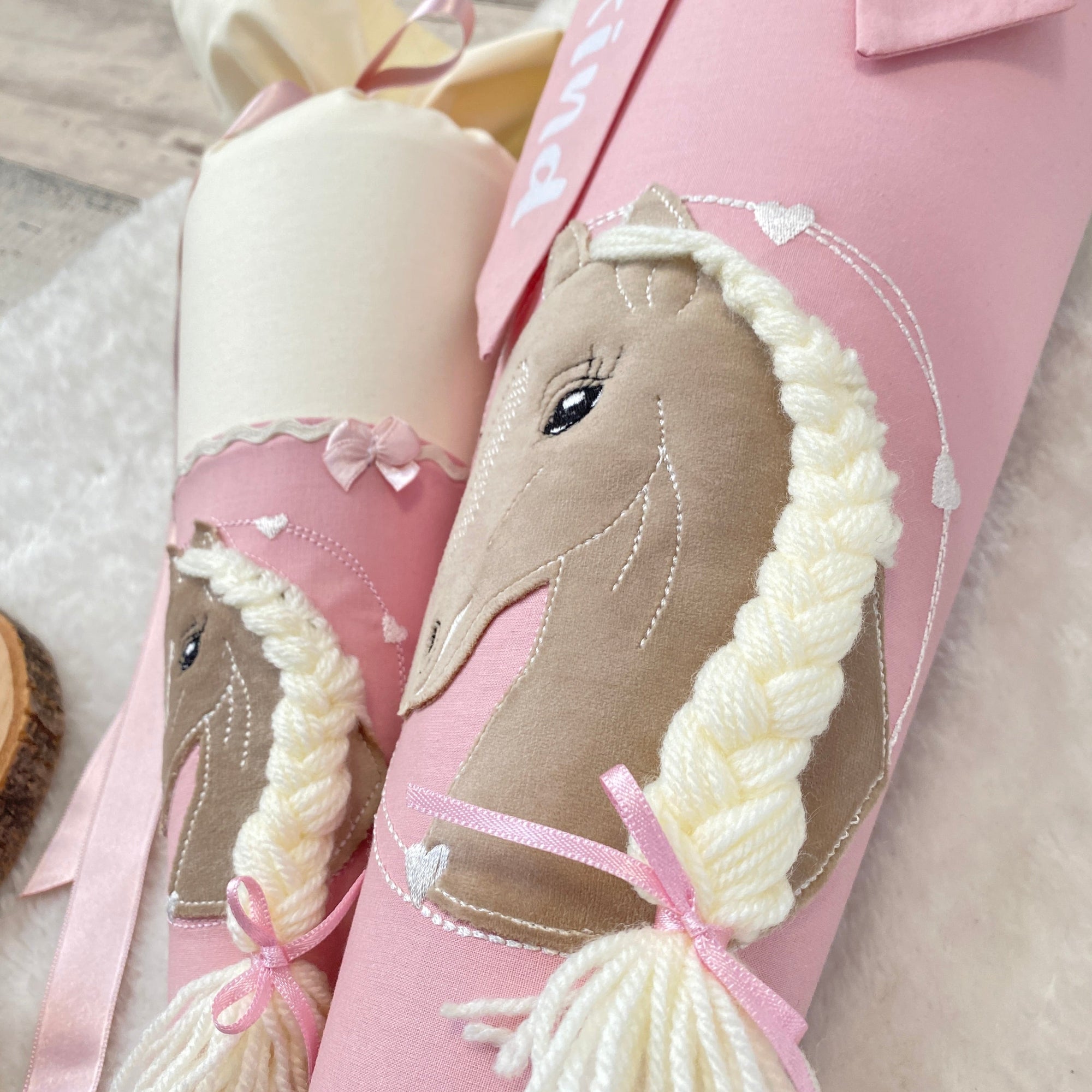 Schultüte Pferd im Herzkreis in cremebeige/puder