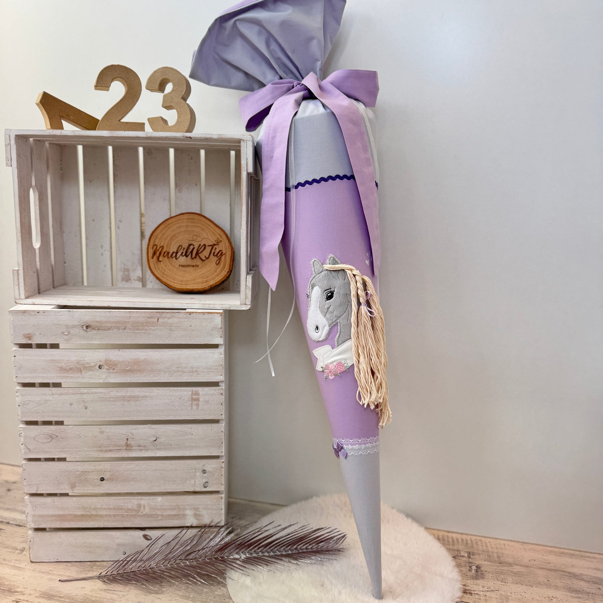 Schultüte Zuckertüte hellgrau flieder lila Pferd mit Wollmähne 1